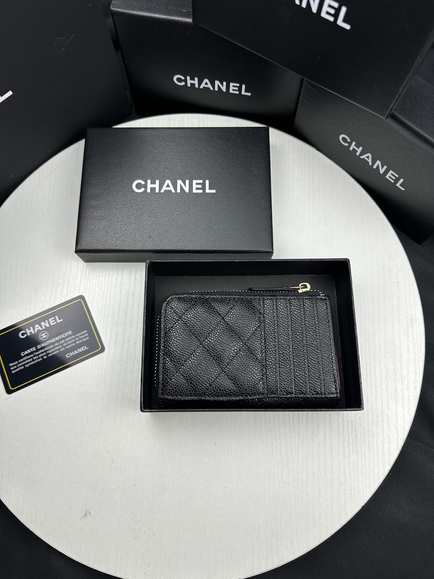 CHANEL 高仿黑色卡夾 荔枝皮金LOGO款 百搭輕巧設計｜歐美奢侈品精品推薦