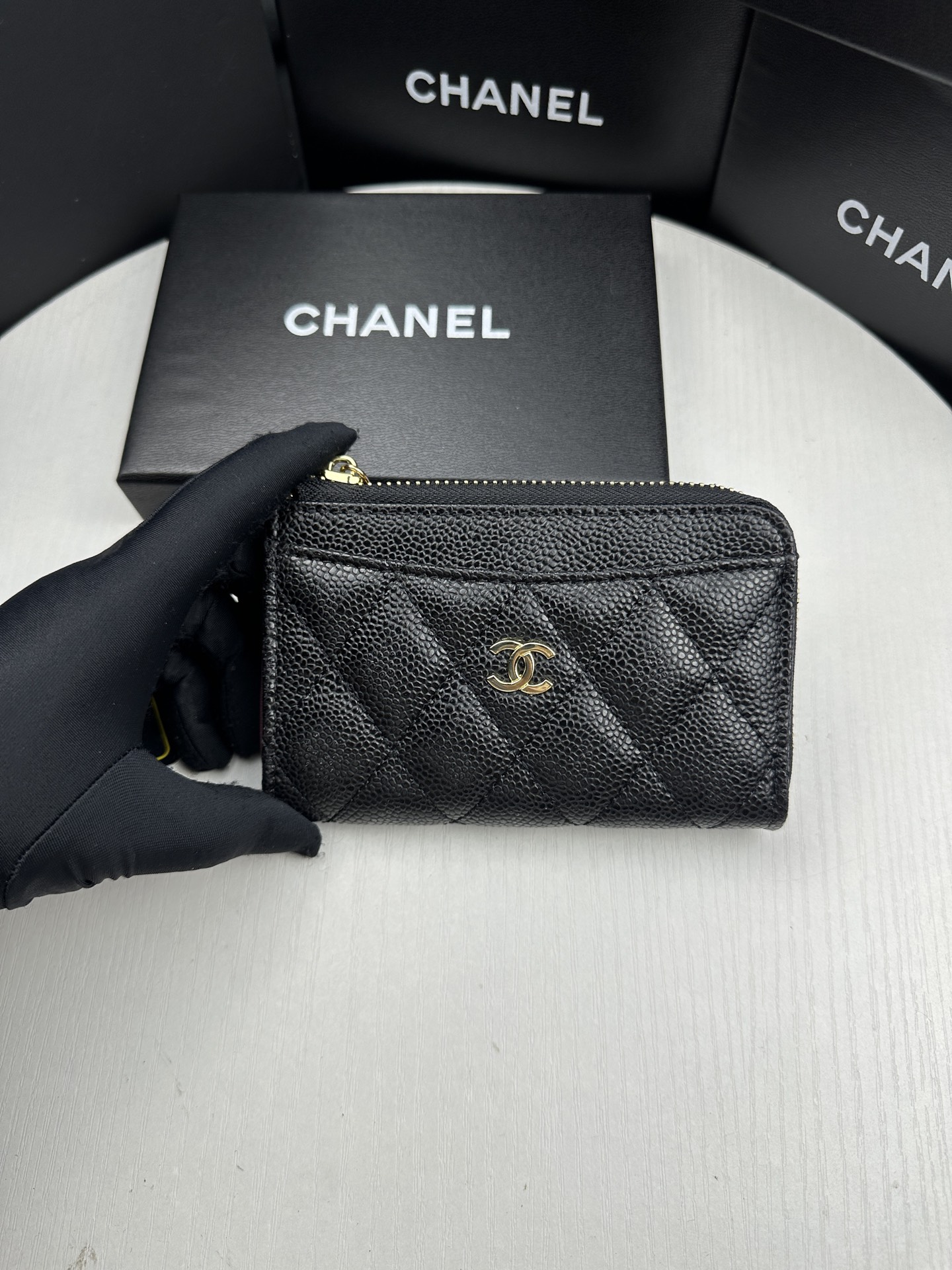 CHANEL 高仿黑色卡夾 荔枝皮金LOGO款 百搭輕巧設計｜歐美奢侈品精品推薦