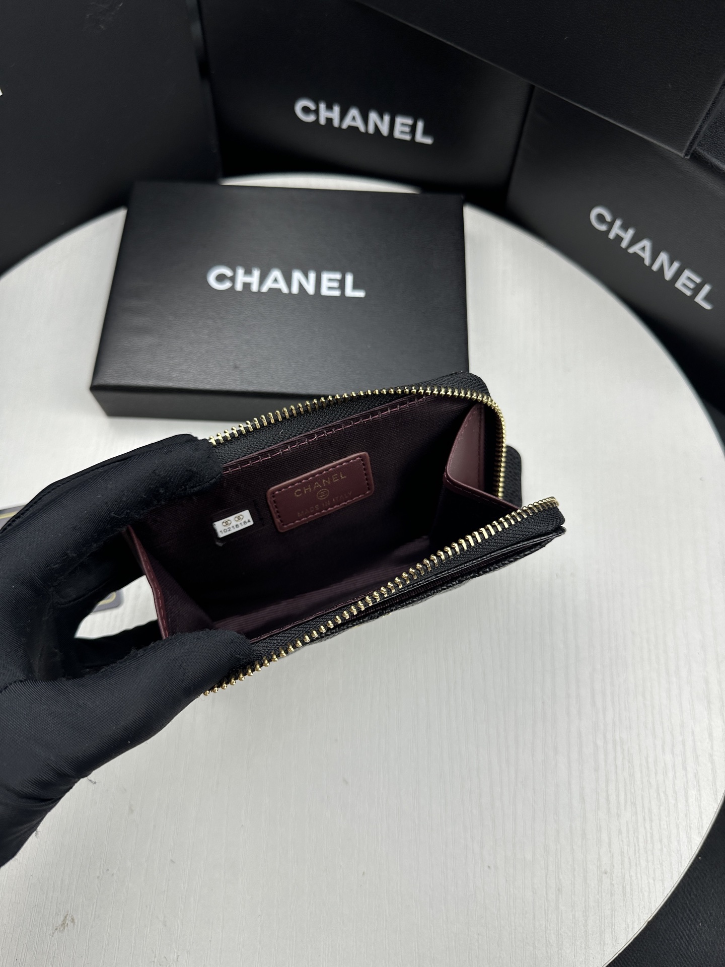 CHANEL 高仿黑色卡夾 荔枝皮金LOGO款 百搭輕巧設計｜歐美奢侈品精品推薦