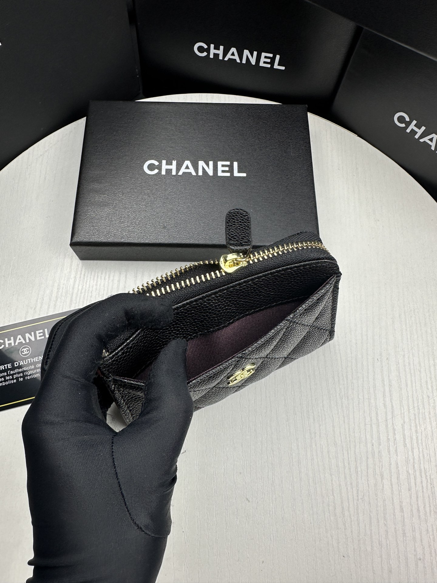 CHANEL 高仿黑色卡夾 荔枝皮金LOGO款 百搭輕巧設計｜歐美奢侈品精品推薦