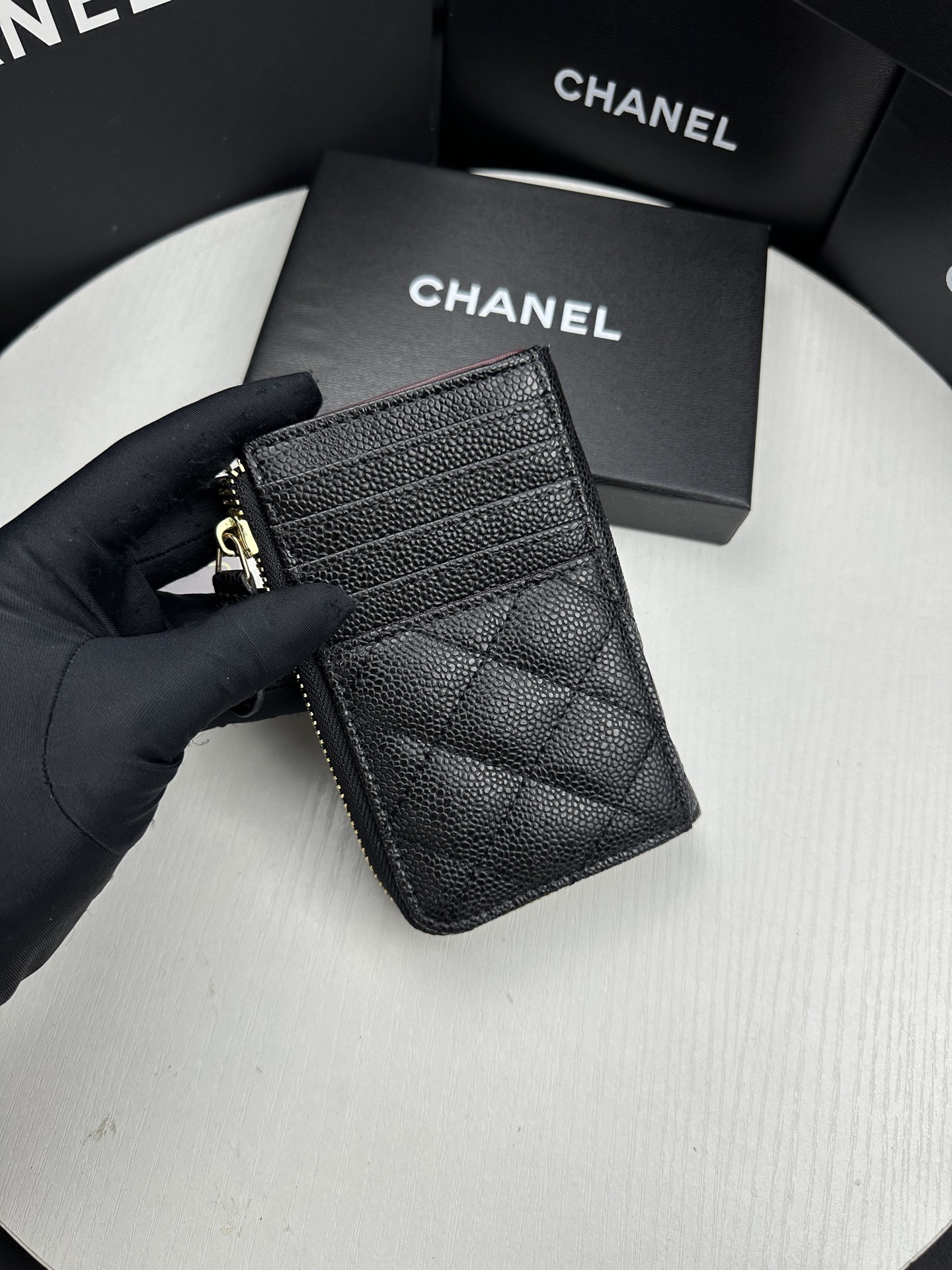 CHANEL 高仿黑色卡夾 荔枝皮金LOGO款 百搭輕巧設計｜歐美奢侈品精品推薦