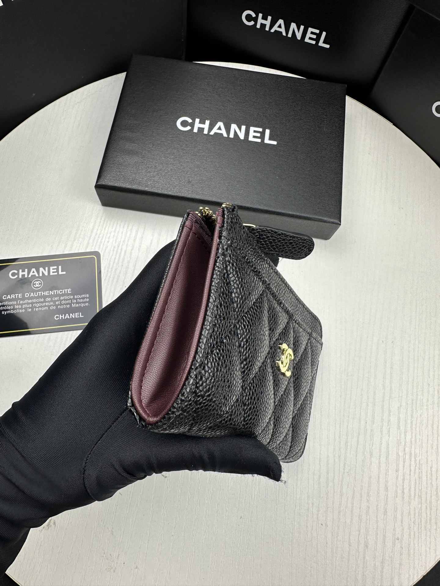 CHANEL 高仿黑色卡夾 荔枝皮金LOGO款 百搭輕巧設計｜歐美奢侈品精品推薦