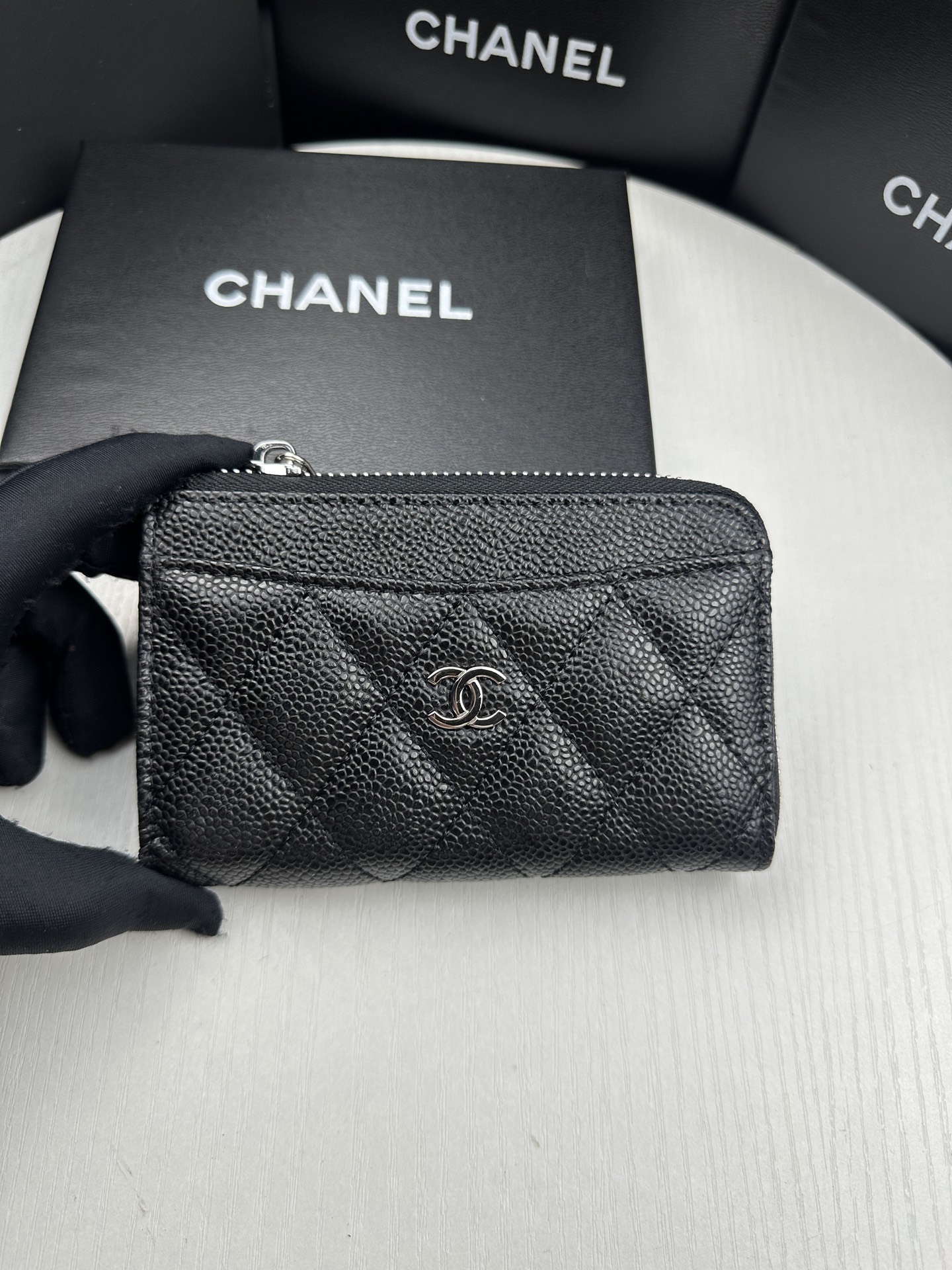 CHANEL 原單黑色卡夾 銀LOGO設計 荔枝紋皮革質感輕巧款｜歐美奢侈品精品推薦