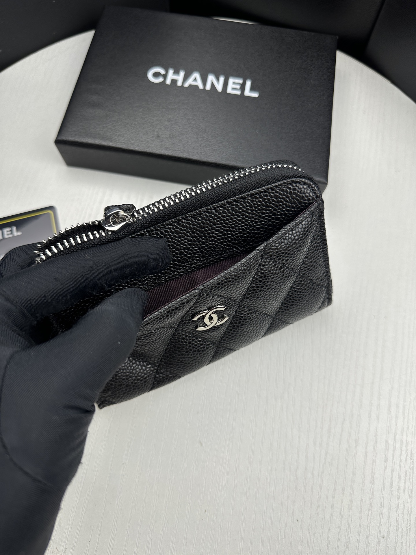CHANEL 原單黑色卡夾 銀LOGO設計 荔枝紋皮革質感輕巧款｜歐美奢侈品精品推薦