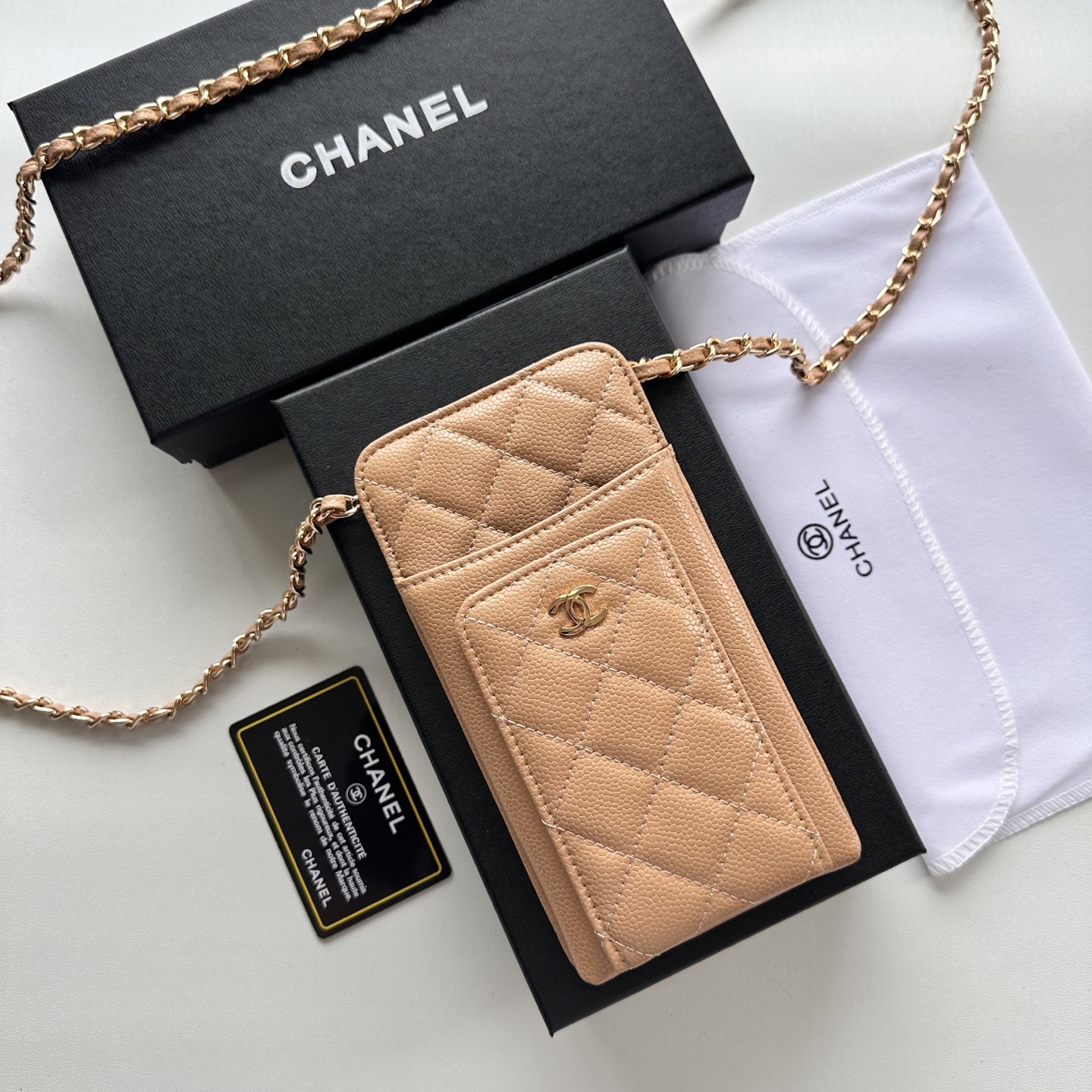 CHANEL 一比一手機斜背包 女士奶茶色小香風鏈條設計