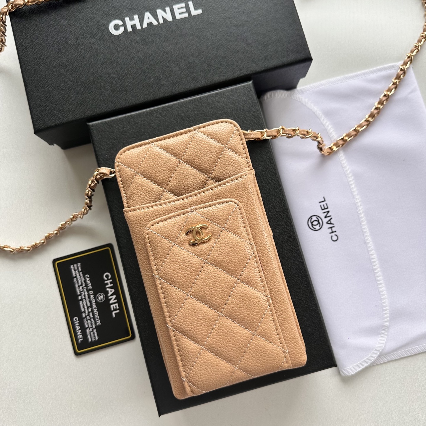 CHANEL 一比一手機斜背包 女士奶茶色小香風鏈條設計｜歐美奢侈品精品推薦