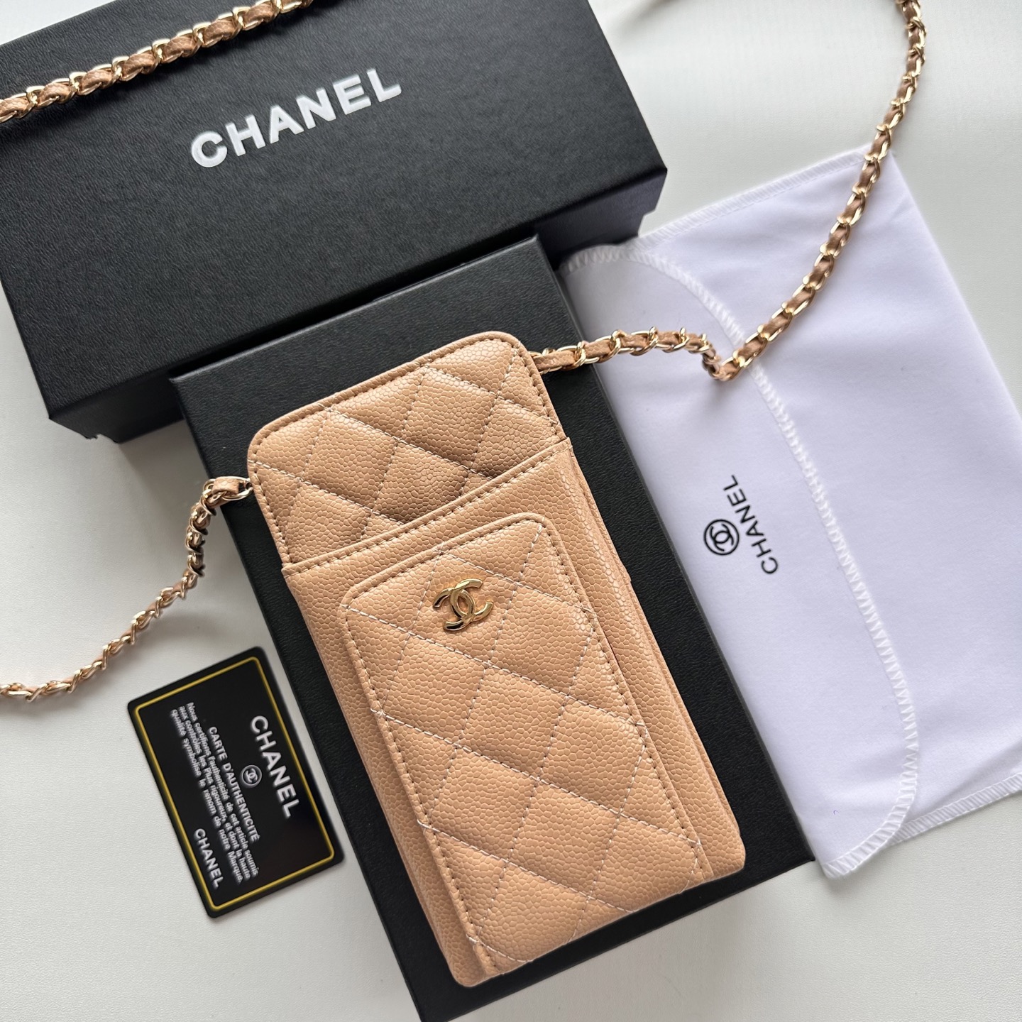 CHANEL 一比一手機斜背包 女士奶茶色小香風鏈條設計｜歐美奢侈品精品推薦