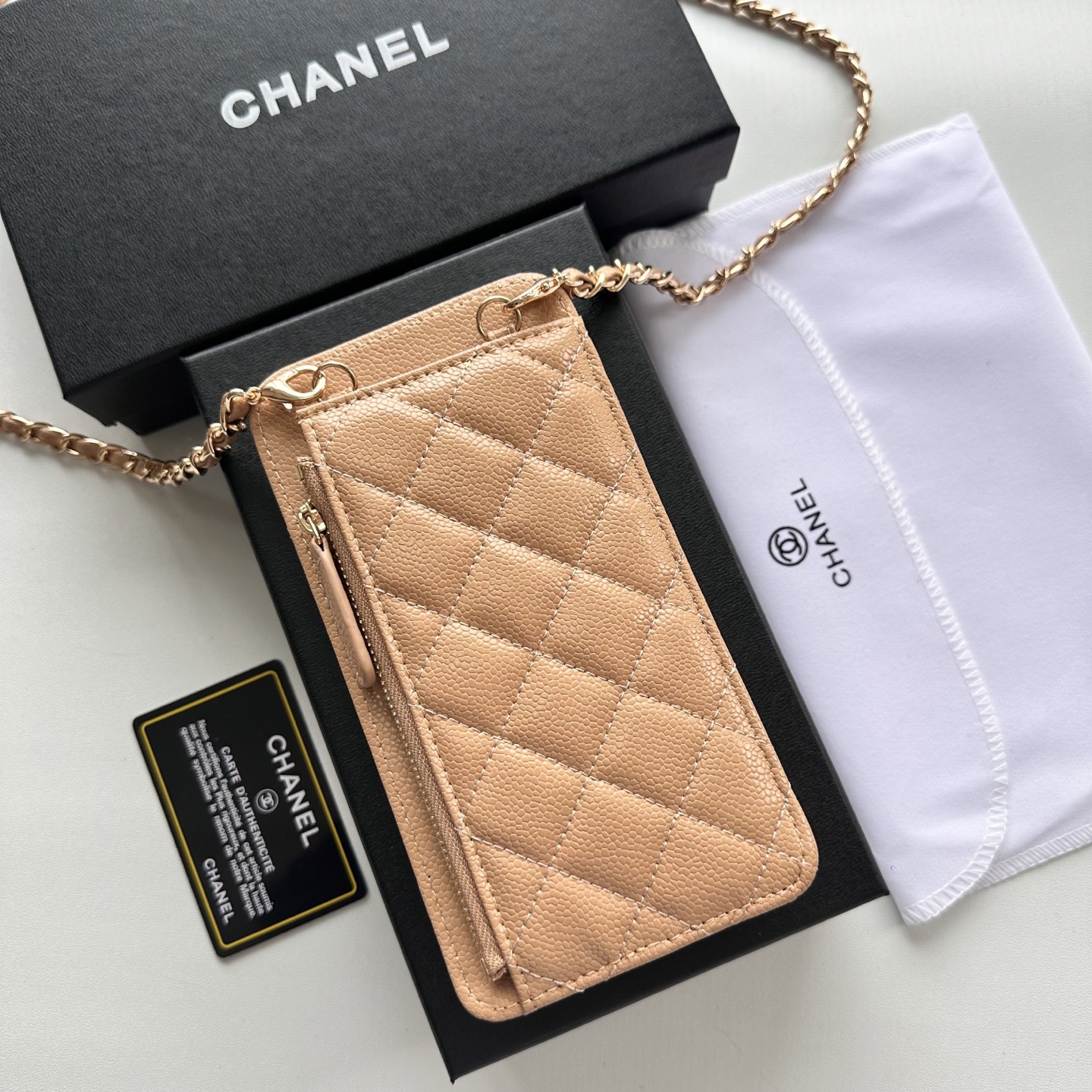 CHANEL 一比一手機斜背包 女士奶茶色小香風鏈條設計｜歐美奢侈品精品推薦