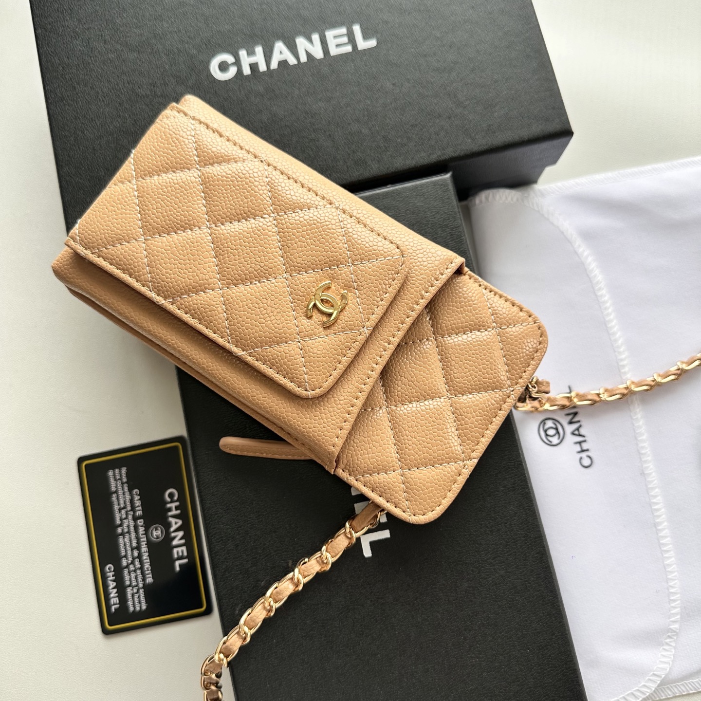 CHANEL 一比一手機斜背包 女士奶茶色小香風鏈條設計｜歐美奢侈品精品推薦