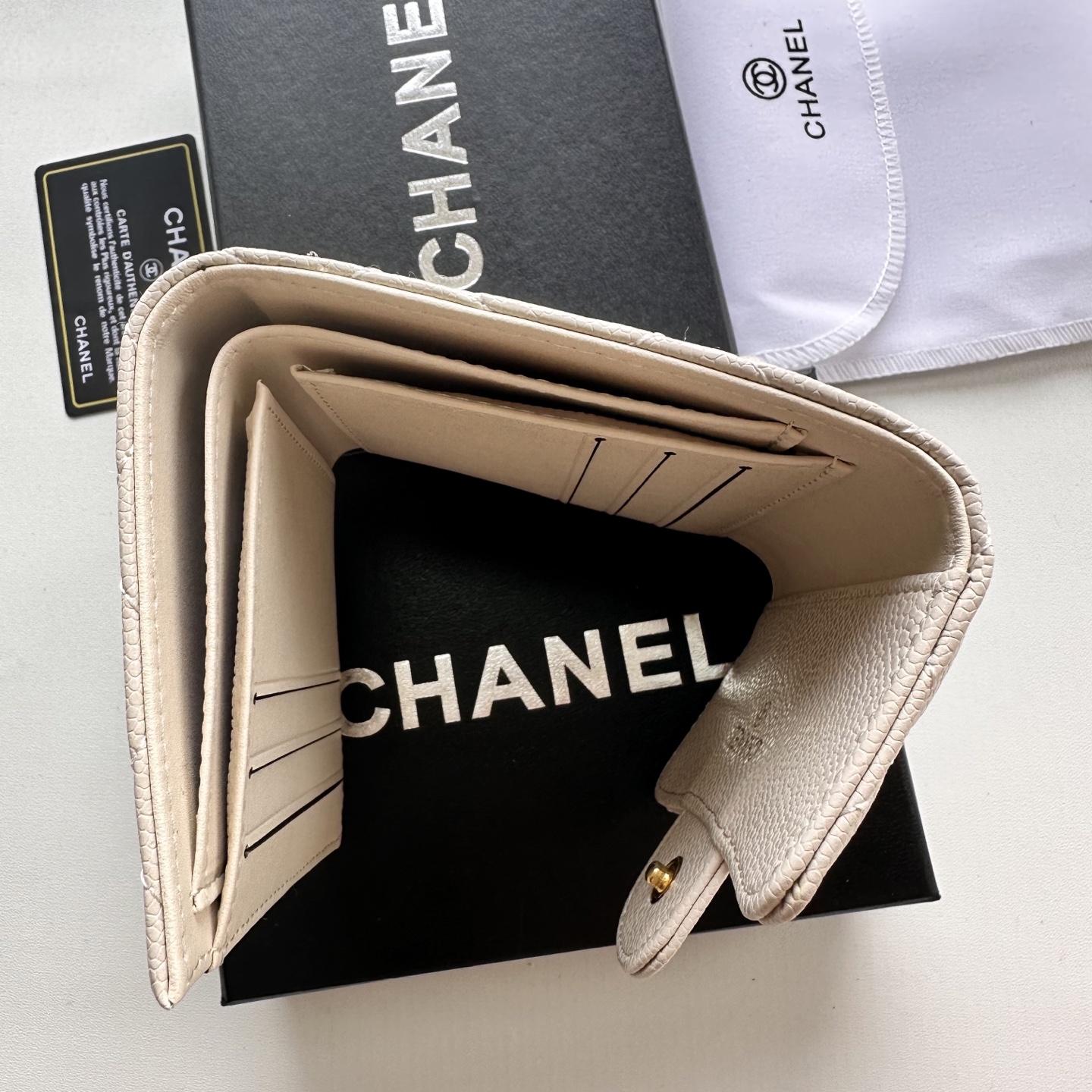 CHANEL 高仿米白色三折短夾 女士荔枝皮金LOGO 菱格設計百搭小夾｜歐美奢侈品精品推薦