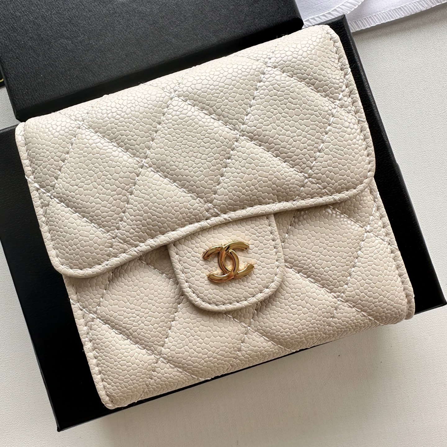 CHANEL 高仿米白色三折短夾 女士荔枝皮金LOGO 菱格設計百搭小夾｜歐美奢侈品精品推薦