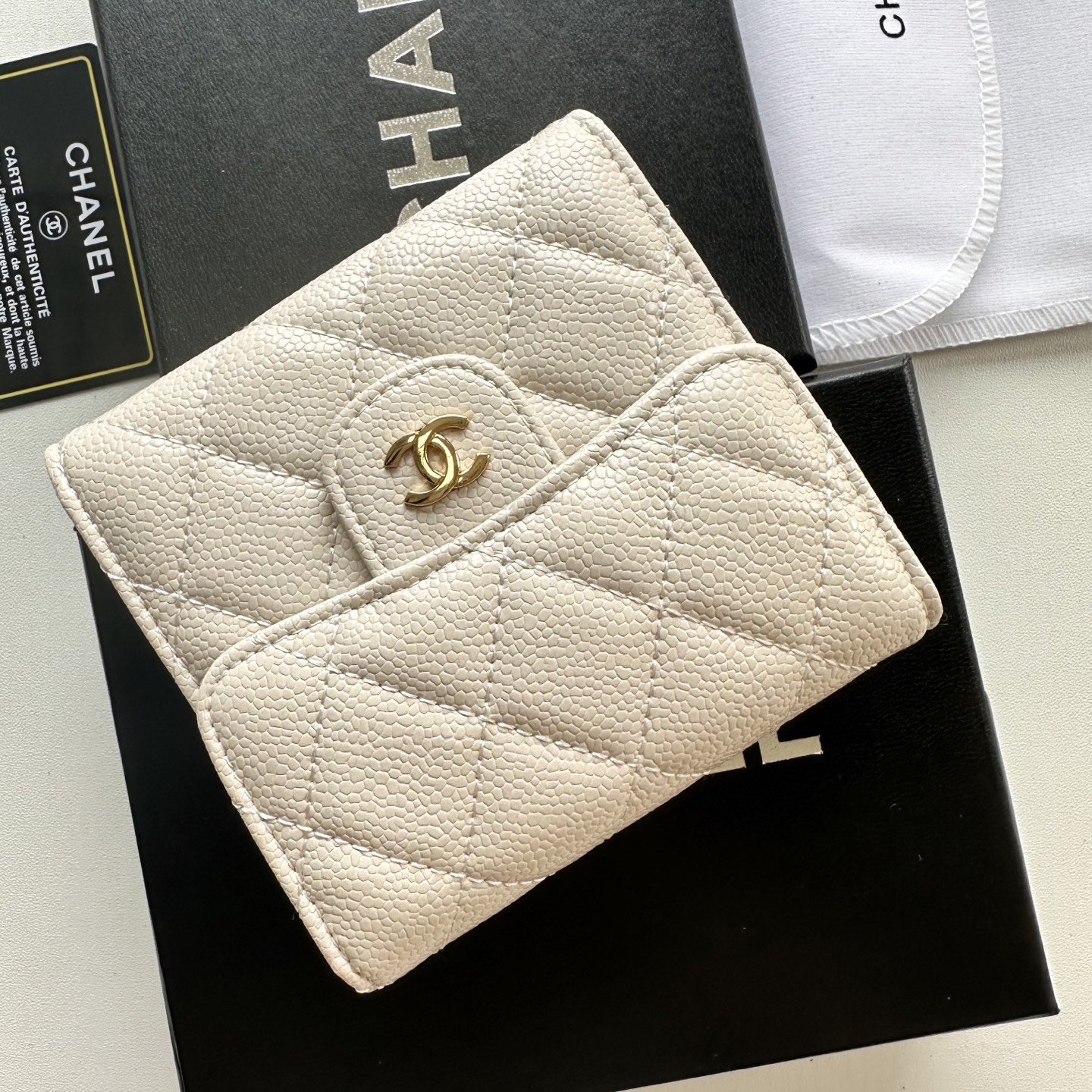 CHANEL 高仿米白色三折短夾 女士荔枝皮金LOGO 菱格設計百搭小夾｜歐美奢侈品精品推薦