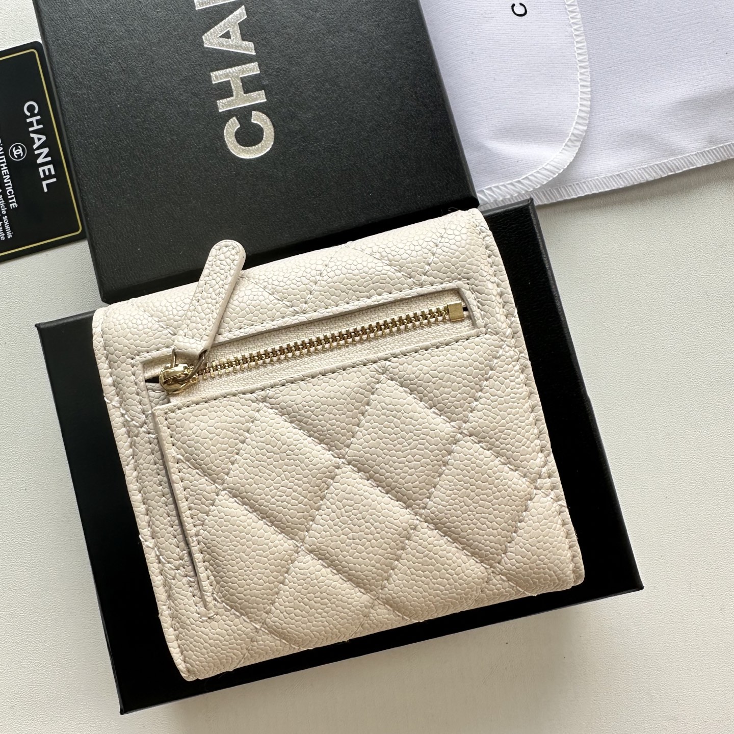 CHANEL 高仿米白色三折短夾 女士荔枝皮金LOGO 菱格設計百搭小夾｜歐美奢侈品精品推薦