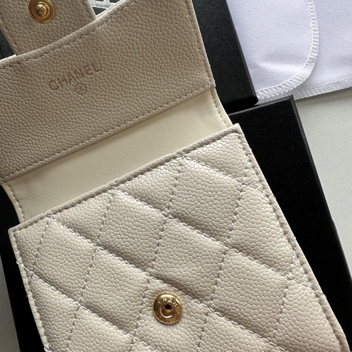 CHANEL 高仿米白色三折短夾 女士荔枝皮金LOGO 菱格設計百搭小夾｜歐美奢侈品精品推薦