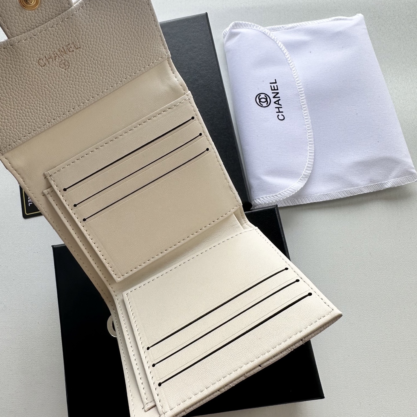CHANEL 高仿米白色三折短夾 女士荔枝皮金LOGO 菱格設計百搭小夾｜歐美奢侈品精品推薦