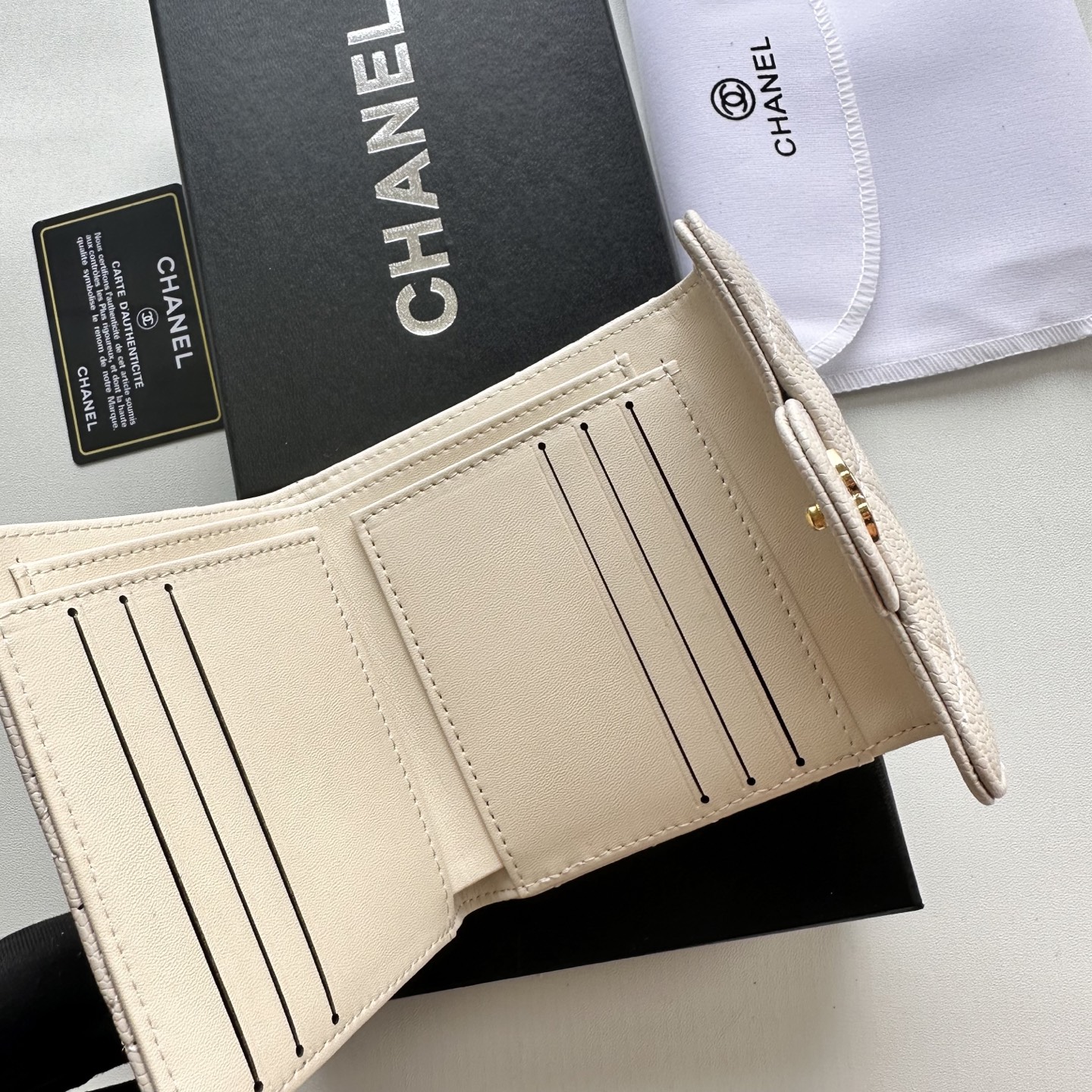 CHANEL 高仿米白色三折短夾 女士荔枝皮金LOGO 菱格設計百搭小夾｜歐美奢侈品精品推薦