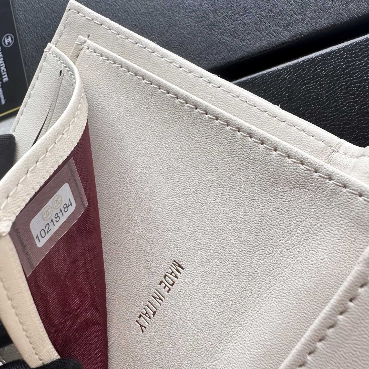 CHANEL 高仿米白色三折短夾 女士荔枝皮金LOGO 菱格設計百搭小夾｜歐美奢侈品精品推薦