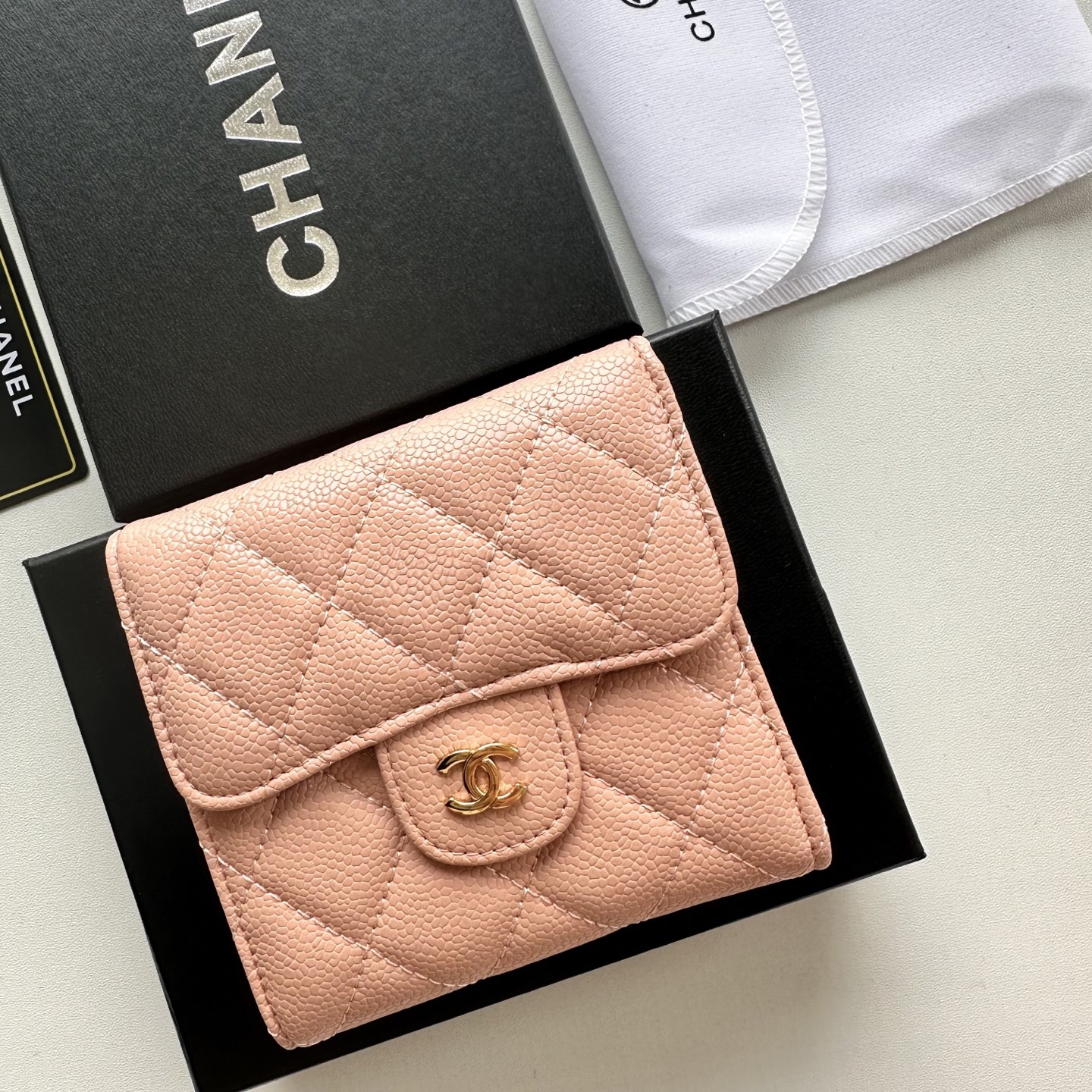 CHANEL 高仿三折短夾 女士裸粉荔枝皮 小巧金LOGO設計款