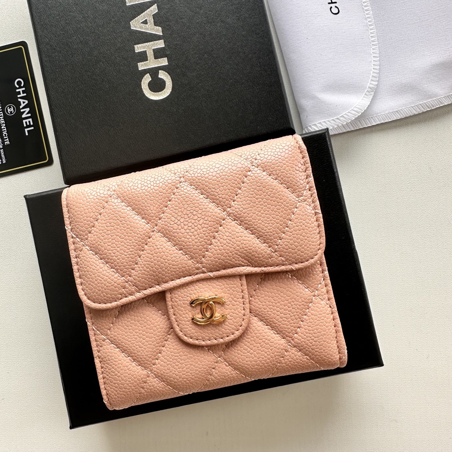 CHANEL 高仿三折短夾 女士裸粉荔枝皮 小巧金LOGO設計款｜歐美奢侈品精品推薦