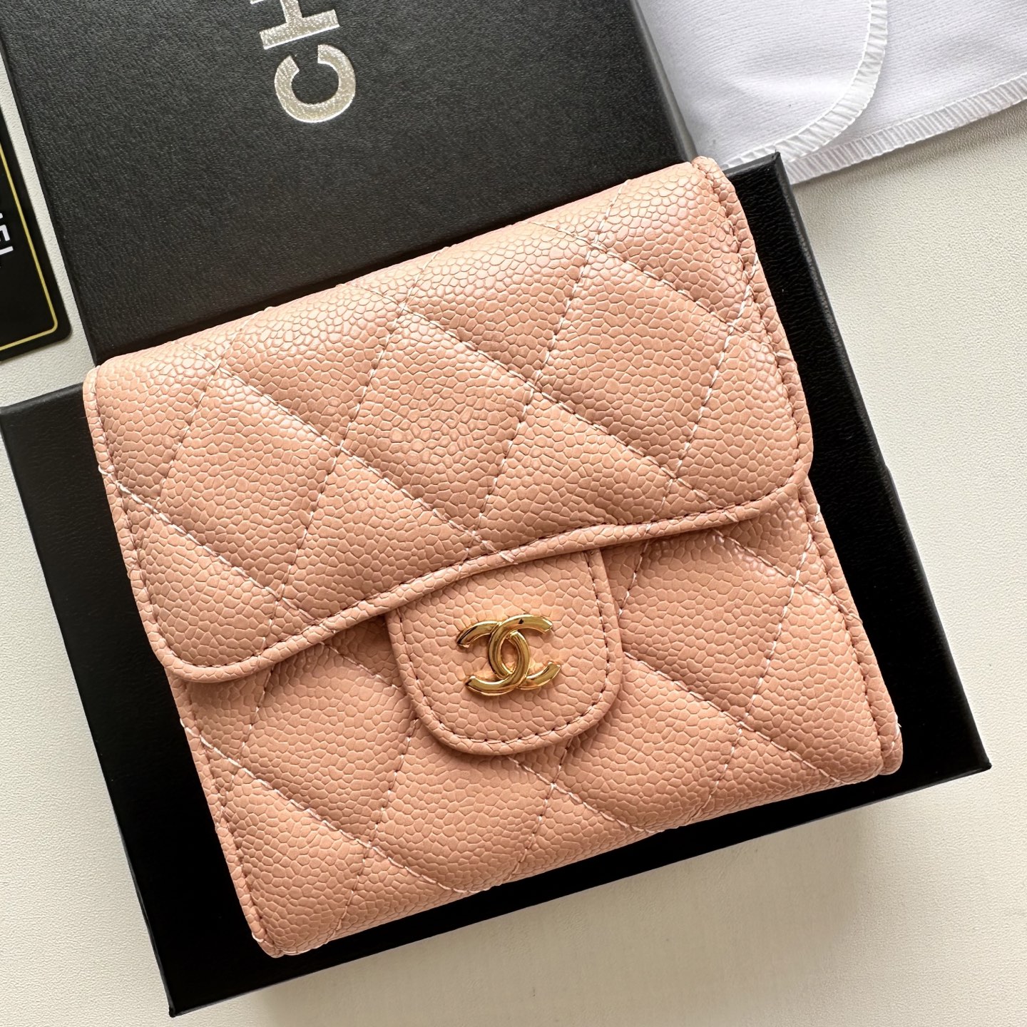 CHANEL 高仿三折短夾 女士裸粉荔枝皮 小巧金LOGO設計款｜歐美奢侈品精品推薦