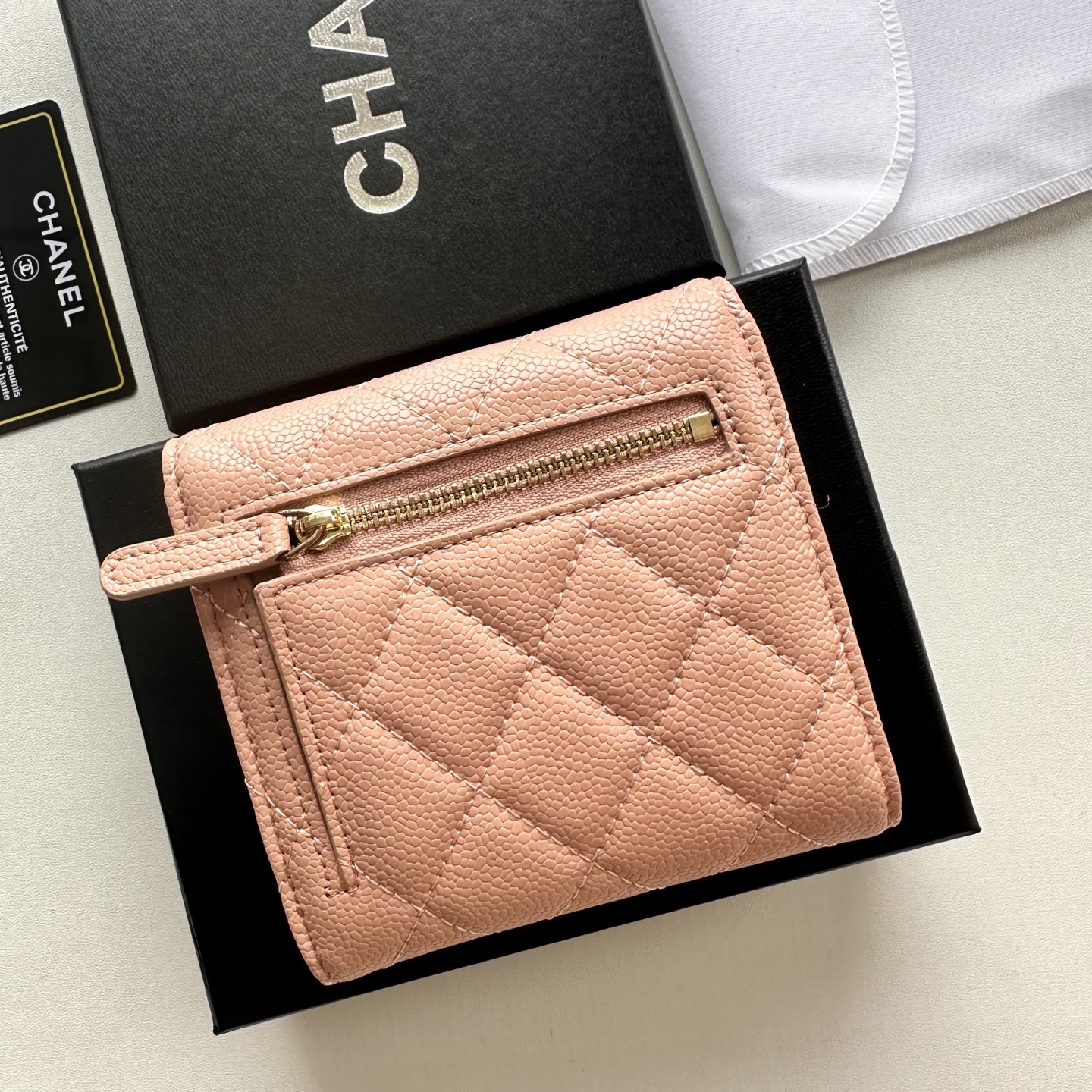 CHANEL 高仿三折短夾 女士裸粉荔枝皮 小巧金LOGO設計款｜歐美奢侈品精品推薦