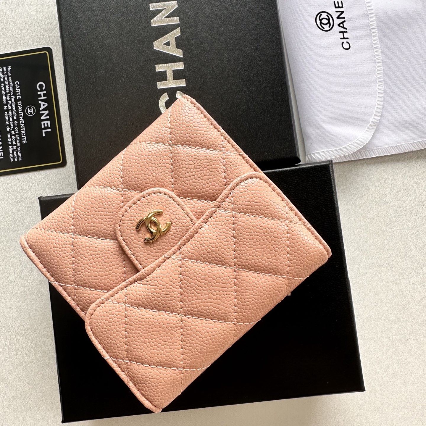 CHANEL 高仿三折短夾 女士裸粉荔枝皮 小巧金LOGO設計款｜歐美奢侈品精品推薦