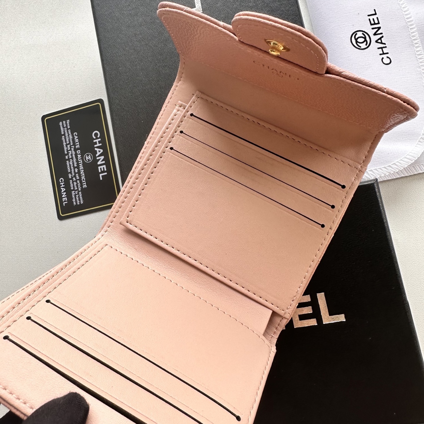 CHANEL 高仿三折短夾 女士裸粉荔枝皮 小巧金LOGO設計款｜歐美奢侈品精品推薦