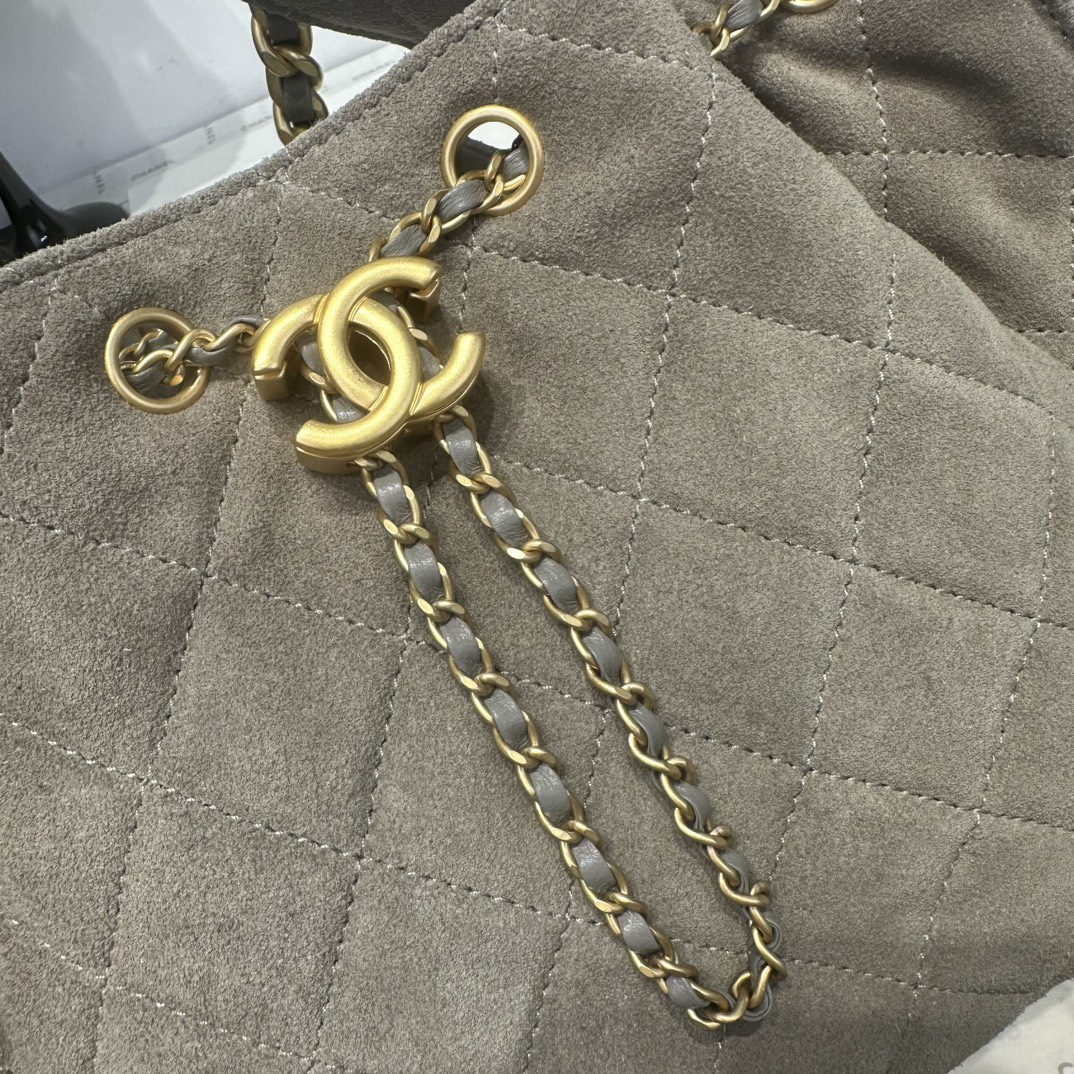 Chanel 高仿水桶包 絨布灰色款 經典金鍊五金設計|超A仿原單精品圖片 11 Chanel 高仿水桶包 絨布灰色款 經典金鍊五金設計|歐美奢侈品精品推薦