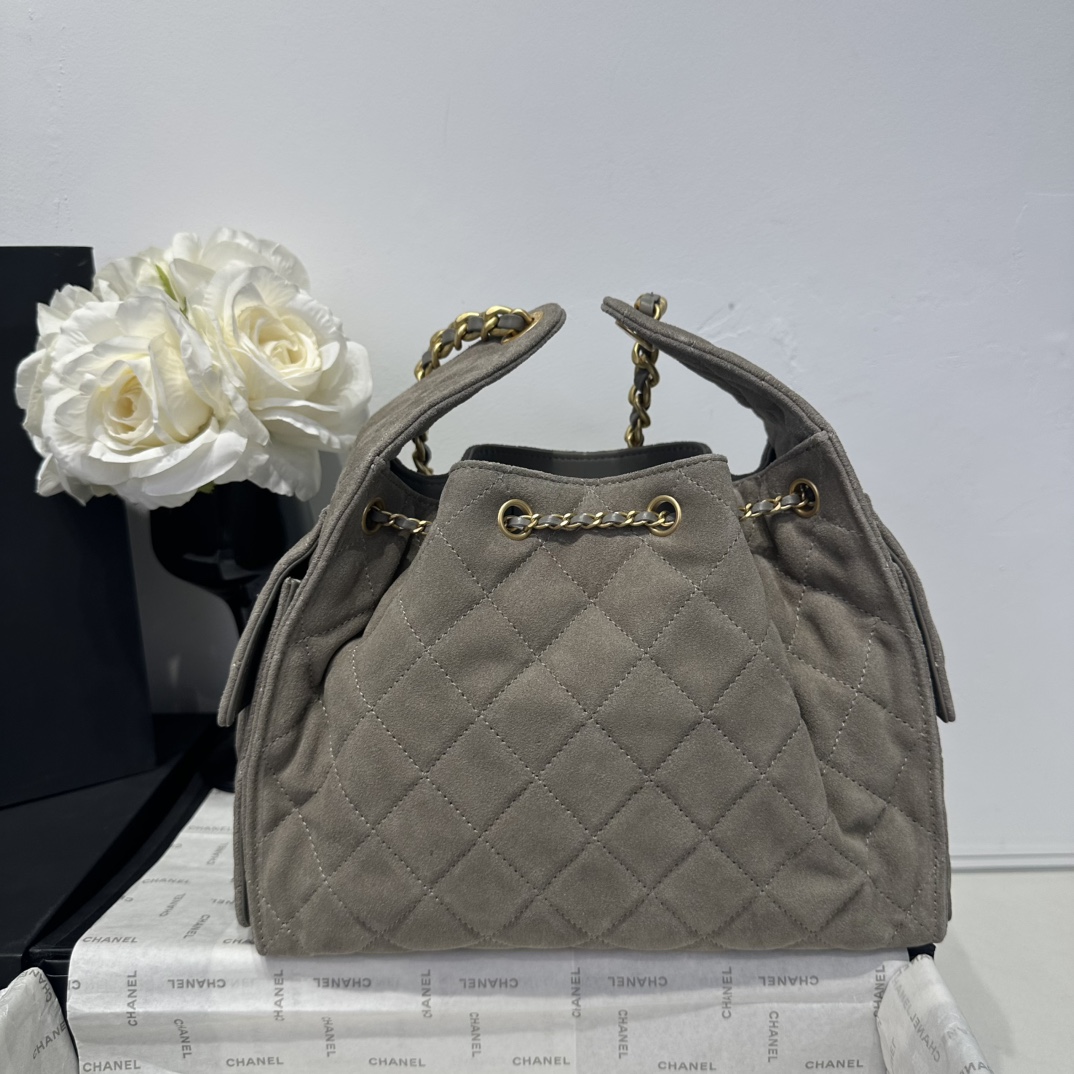Chanel 高仿水桶包 絨布灰色款 經典金鍊五金設計|超A仿原單精品圖片 9 Chanel 高仿水桶包 絨布灰色款 經典金鍊五金設計|歐美奢侈品精品推薦