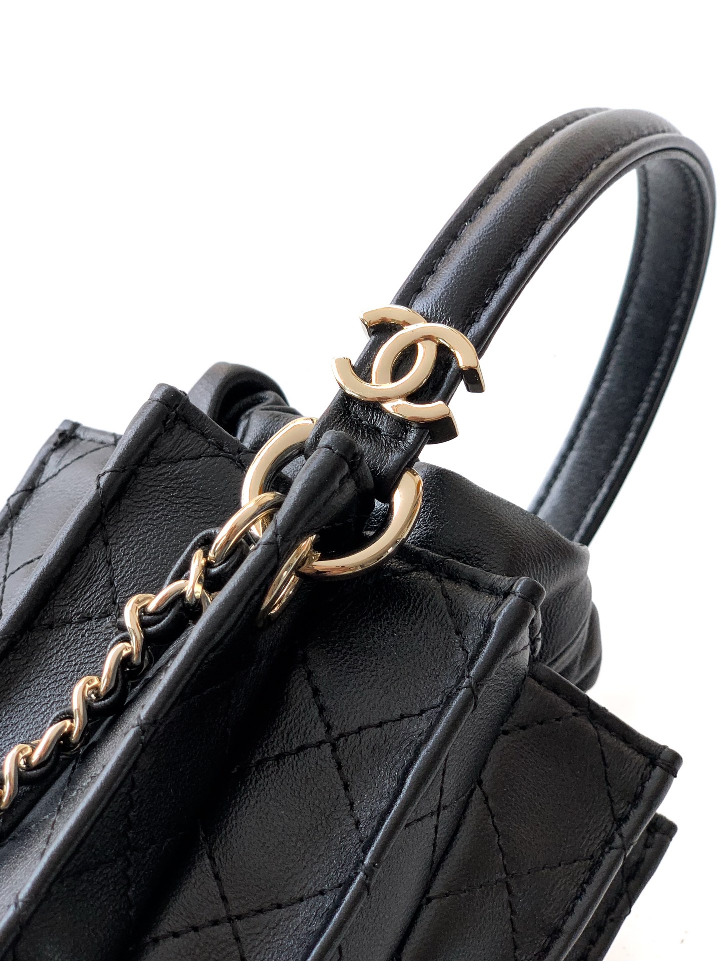 Chanel 高仿水桶包 黑色小圓桶設計 經典鏈條百搭款|超A仿原單精品圖片 10 Chanel 高仿水桶包 黑色小圓桶設計 經典鏈條百搭款|歐美奢侈品精品推薦