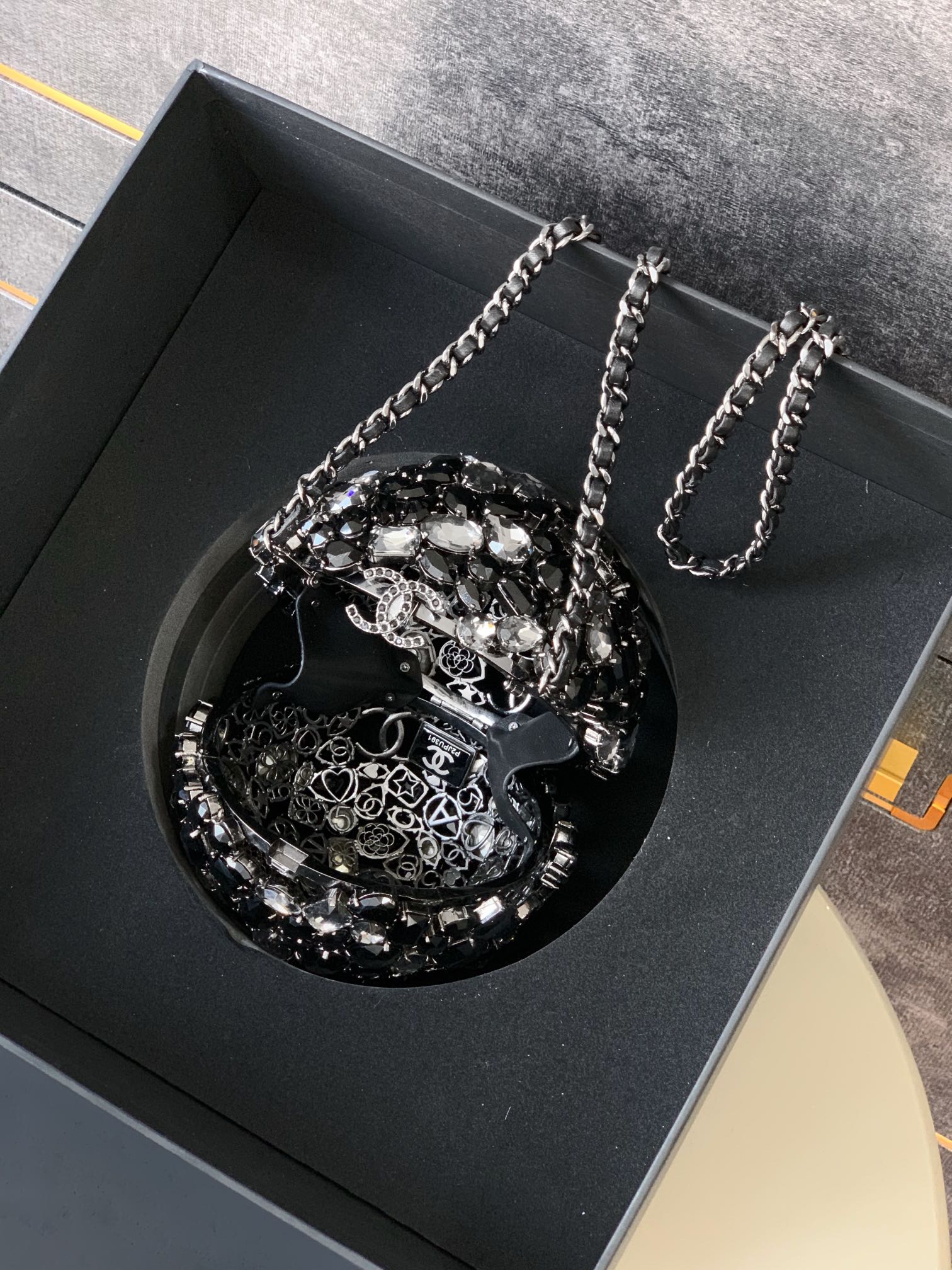 Chanel 高仿晚宴包 閃鑽球型設計 奢華黑晶滿鑽鏈包｜歐美奢侈品精品推薦