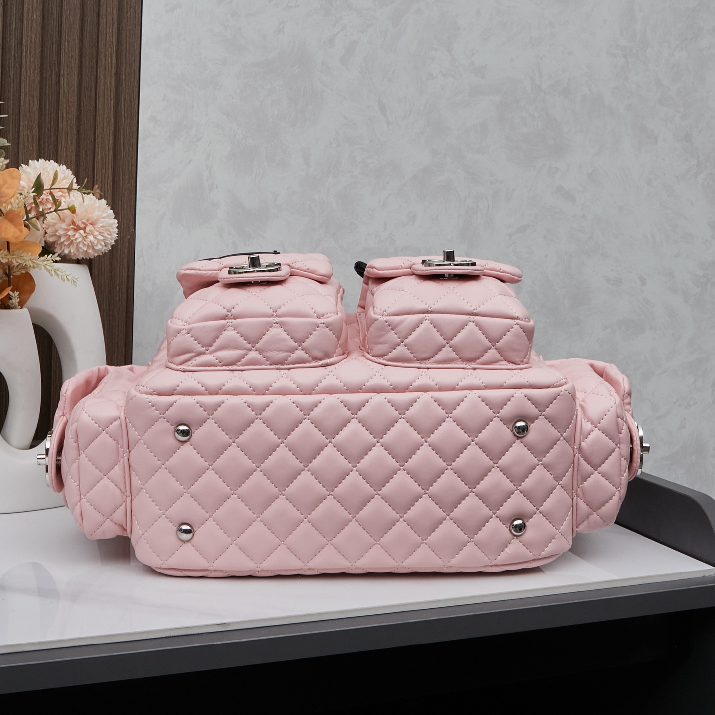 Chanel 高仿多口袋女用肩背包 粉色甜美設計通勤輕奢款|超A仿原單精品圖片 11 Chanel 高仿多口袋女用肩背包 粉色甜美設計通勤輕奢款|歐美奢侈品精品推薦