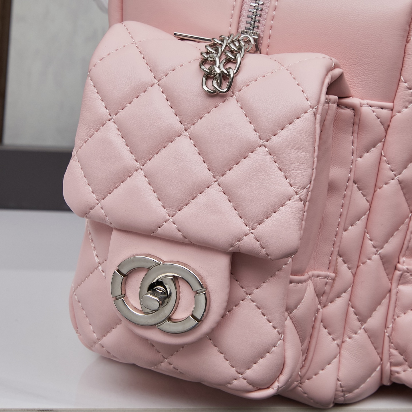 Chanel 高仿多口袋女用肩背包 粉色甜美設計通勤輕奢款|超A仿原單精品圖片 8 Chanel 高仿多口袋女用肩背包 粉色甜美設計通勤輕奢款|歐美奢侈品精品推薦