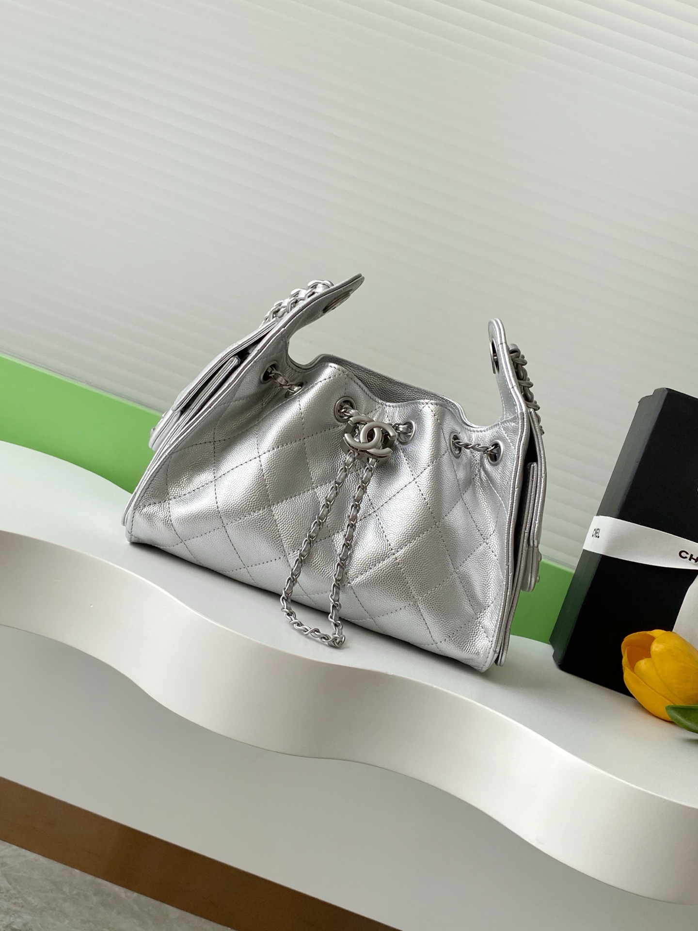 Chanel 高仿銀色水桶包 菱格紋亮面設計 奢華光澤感女包