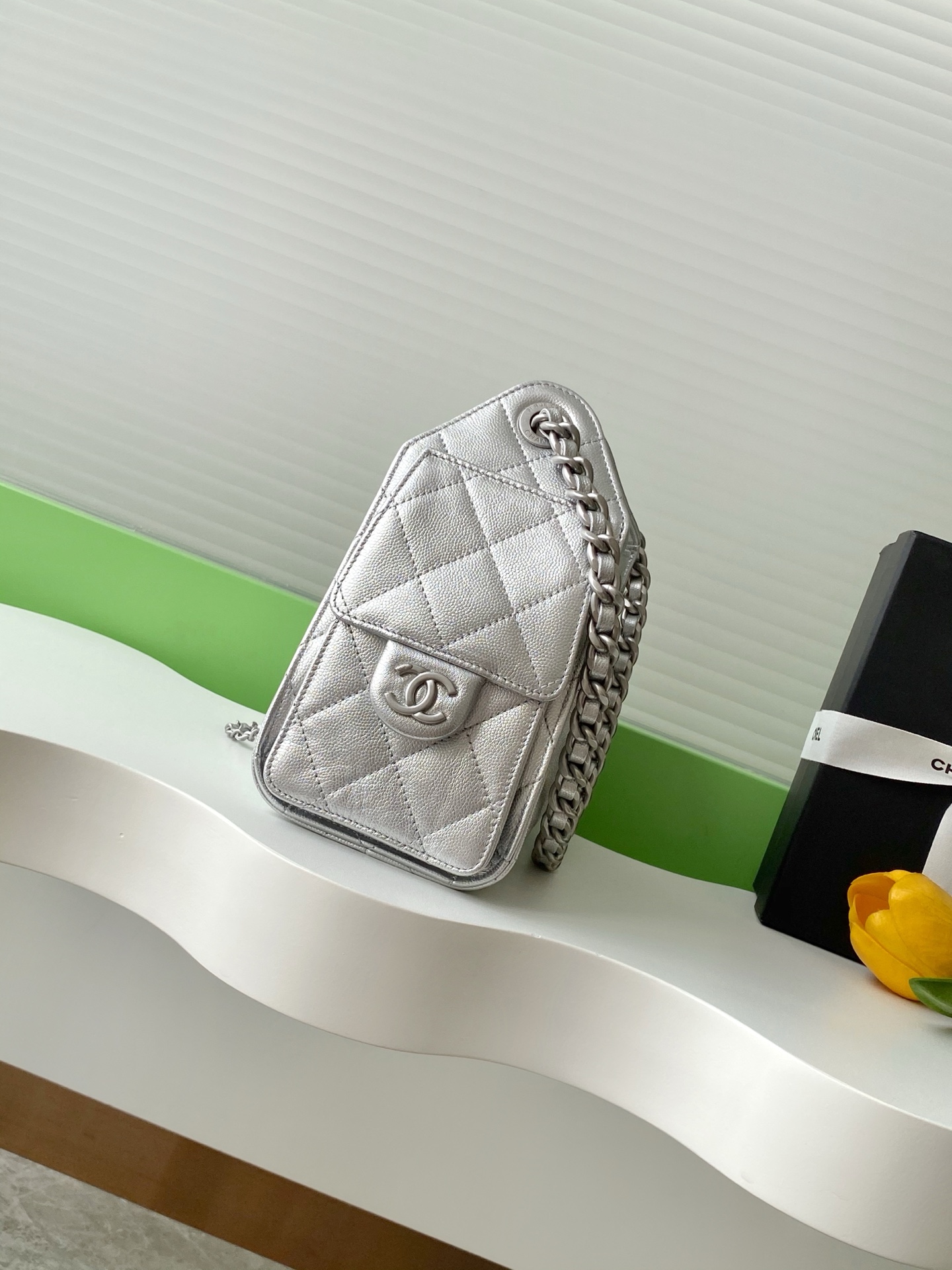 Chanel 高仿銀色水桶包 菱格紋亮面設計 奢華光澤感女包|超A仿原單精品圖片 14 Chanel 高仿銀色水桶包 菱格紋亮面設計 奢華光澤感女包|歐美奢侈品精品推薦