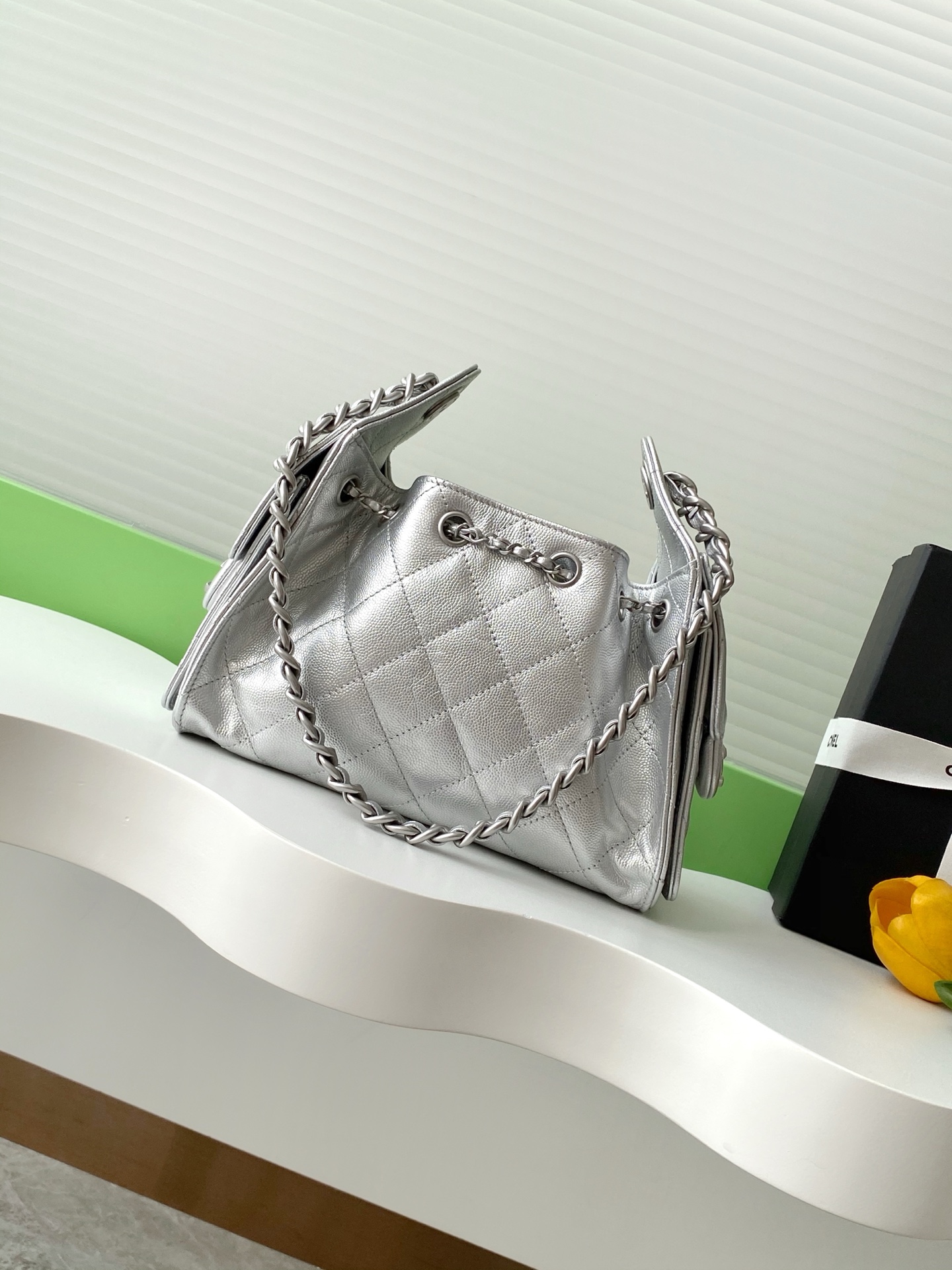 Chanel 高仿銀色水桶包 菱格紋亮面設計 奢華光澤感女包|超A仿原單精品圖片 13 Chanel 高仿銀色水桶包 菱格紋亮面設計 奢華光澤感女包|歐美奢侈品精品推薦