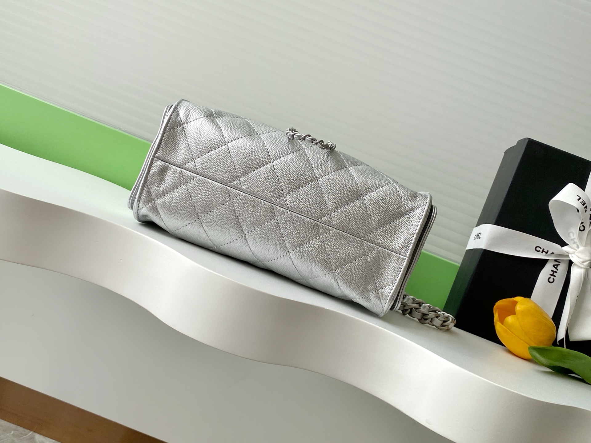 Chanel 高仿銀色水桶包 菱格紋亮面設計 奢華光澤感女包|超A仿原單精品圖片 12 Chanel 高仿銀色水桶包 菱格紋亮面設計 奢華光澤感女包|歐美奢侈品精品推薦