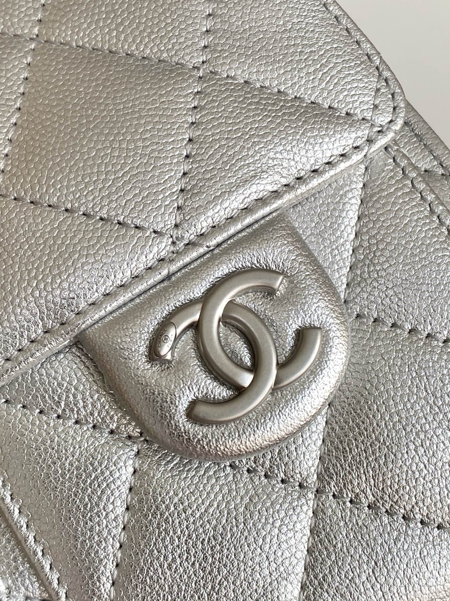 Chanel 高仿銀色水桶包 菱格紋亮面設計 奢華光澤感女包|超A仿原單精品圖片 10 Chanel 高仿銀色水桶包 菱格紋亮面設計 奢華光澤感女包|歐美奢侈品精品推薦