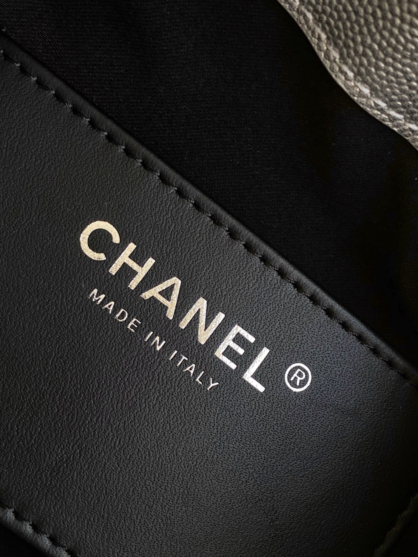 Chanel 高仿銀色水桶包 菱格紋亮面設計 奢華光澤感女包|超A仿原單精品圖片 7 Chanel 高仿銀色水桶包 菱格紋亮面設計 奢華光澤感女包|歐美奢侈品精品推薦