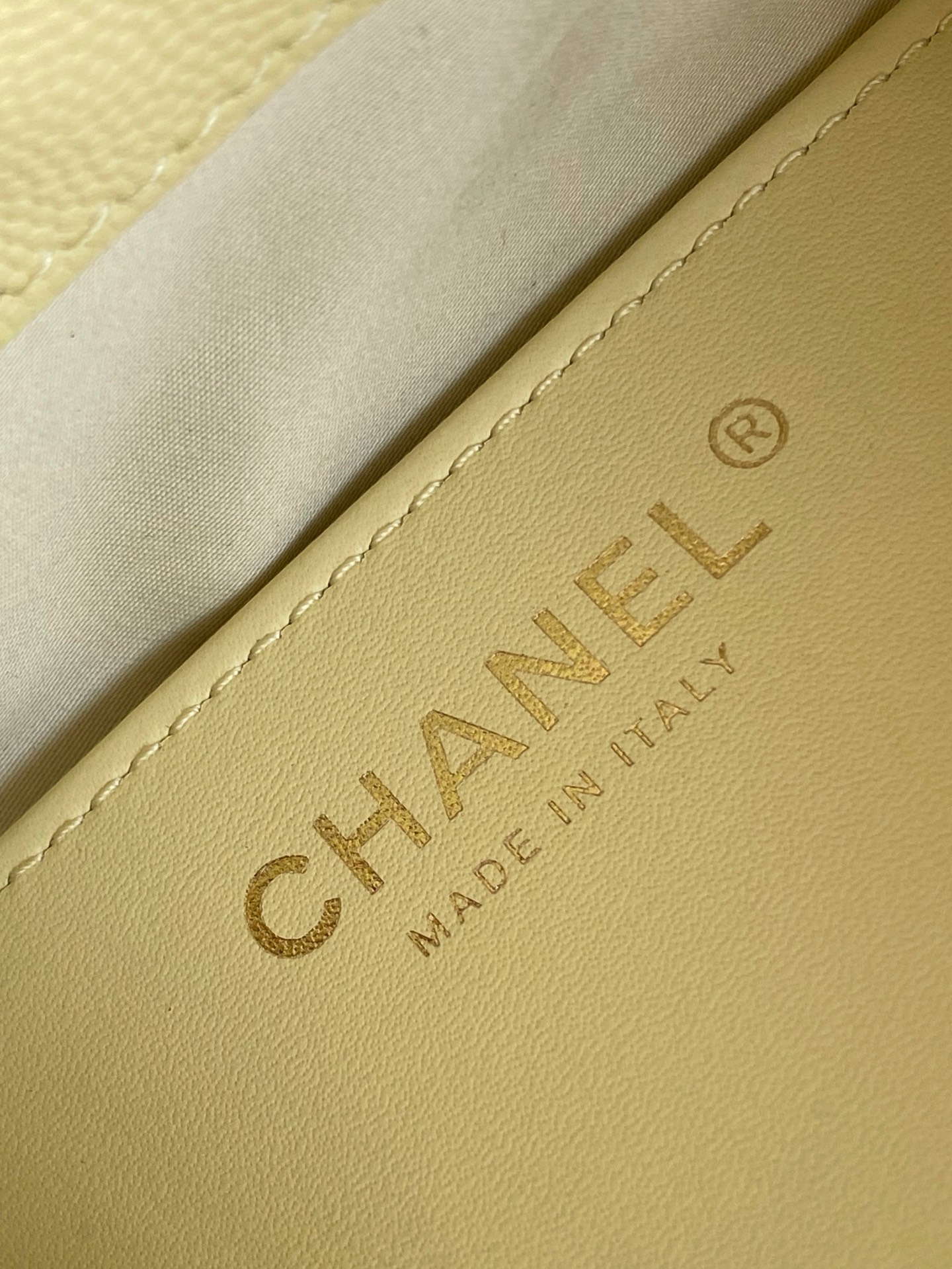 Chanel 高仿黃色水桶包 夏季限定柔色款 菱格百搭女用背包|超A仿原單精品圖片 7 Chanel 高仿黃色水桶包 夏季限定柔色款 菱格百搭女用背包|歐美奢侈品精品推薦