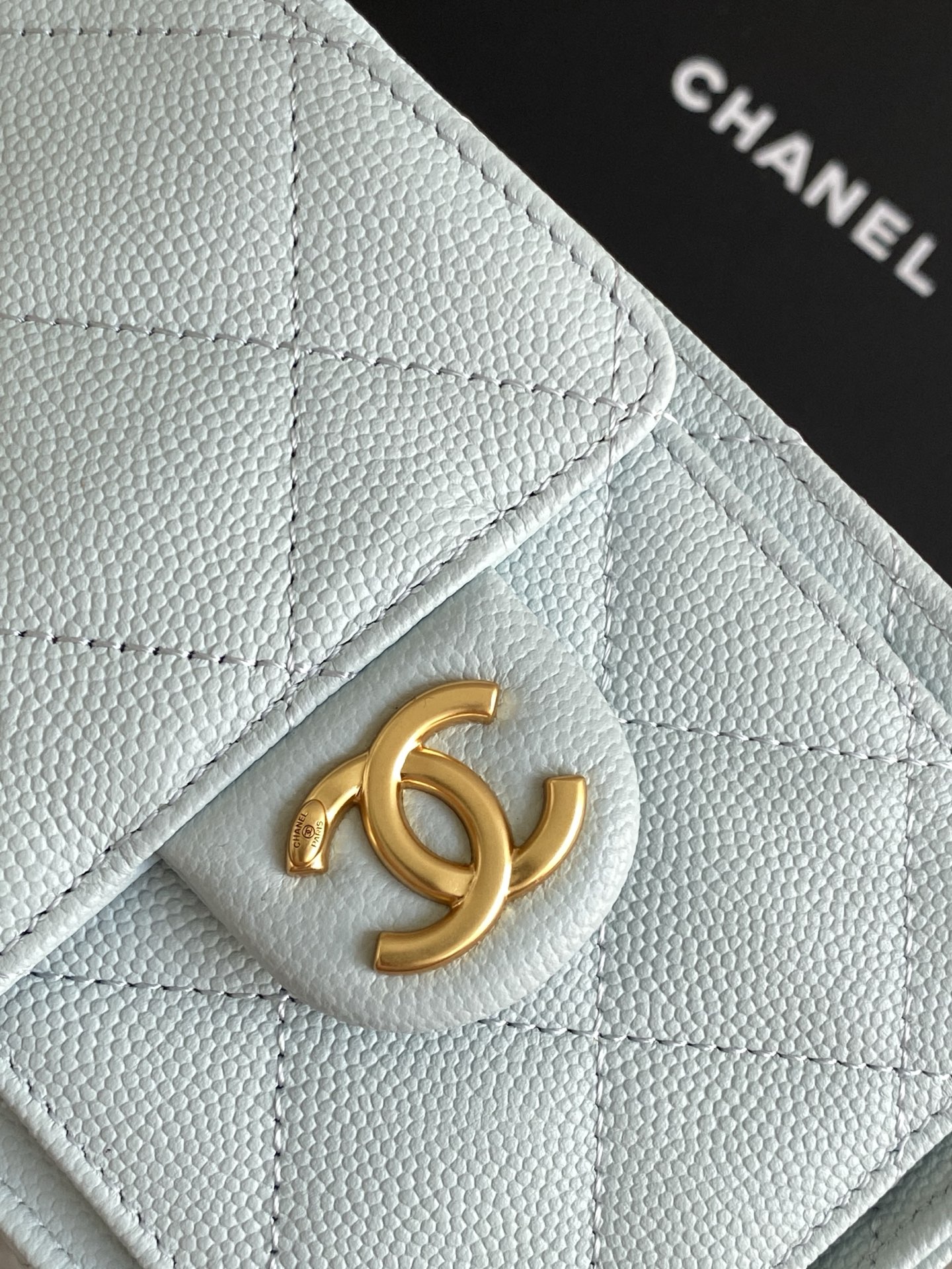 Chanel A貨水藍色水桶包 清新優雅款 金鍊抽繩肩背設計|超A仿原單精品圖片 10 Chanel A貨水藍色水桶包 清新優雅款 金鍊抽繩肩背設計|歐美奢侈品精品推薦