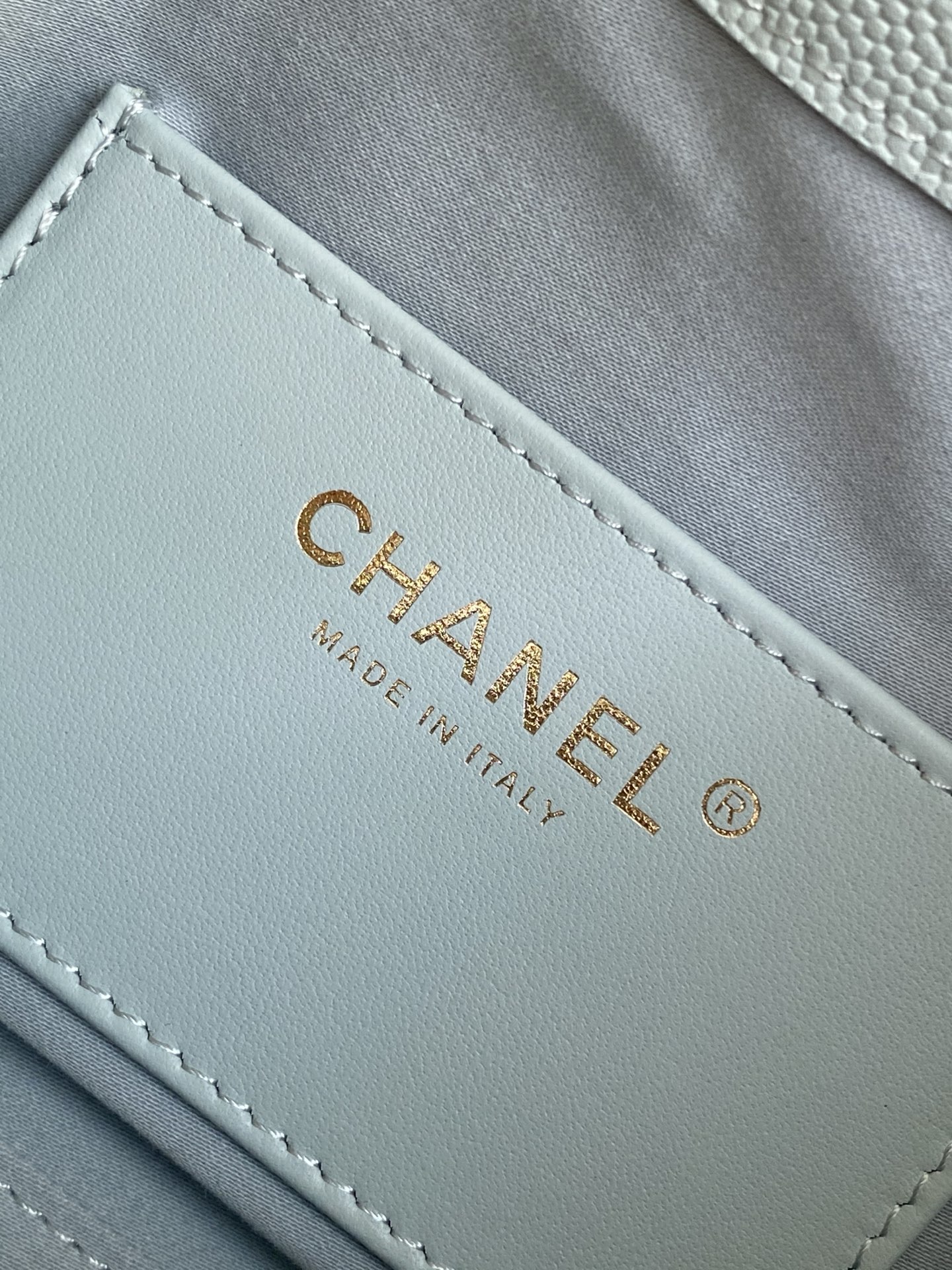 Chanel A貨水藍色水桶包 清新優雅款 金鍊抽繩肩背設計|超A仿原單精品圖片 7 Chanel A貨水藍色水桶包 清新優雅款 金鍊抽繩肩背設計|歐美奢侈品精品推薦