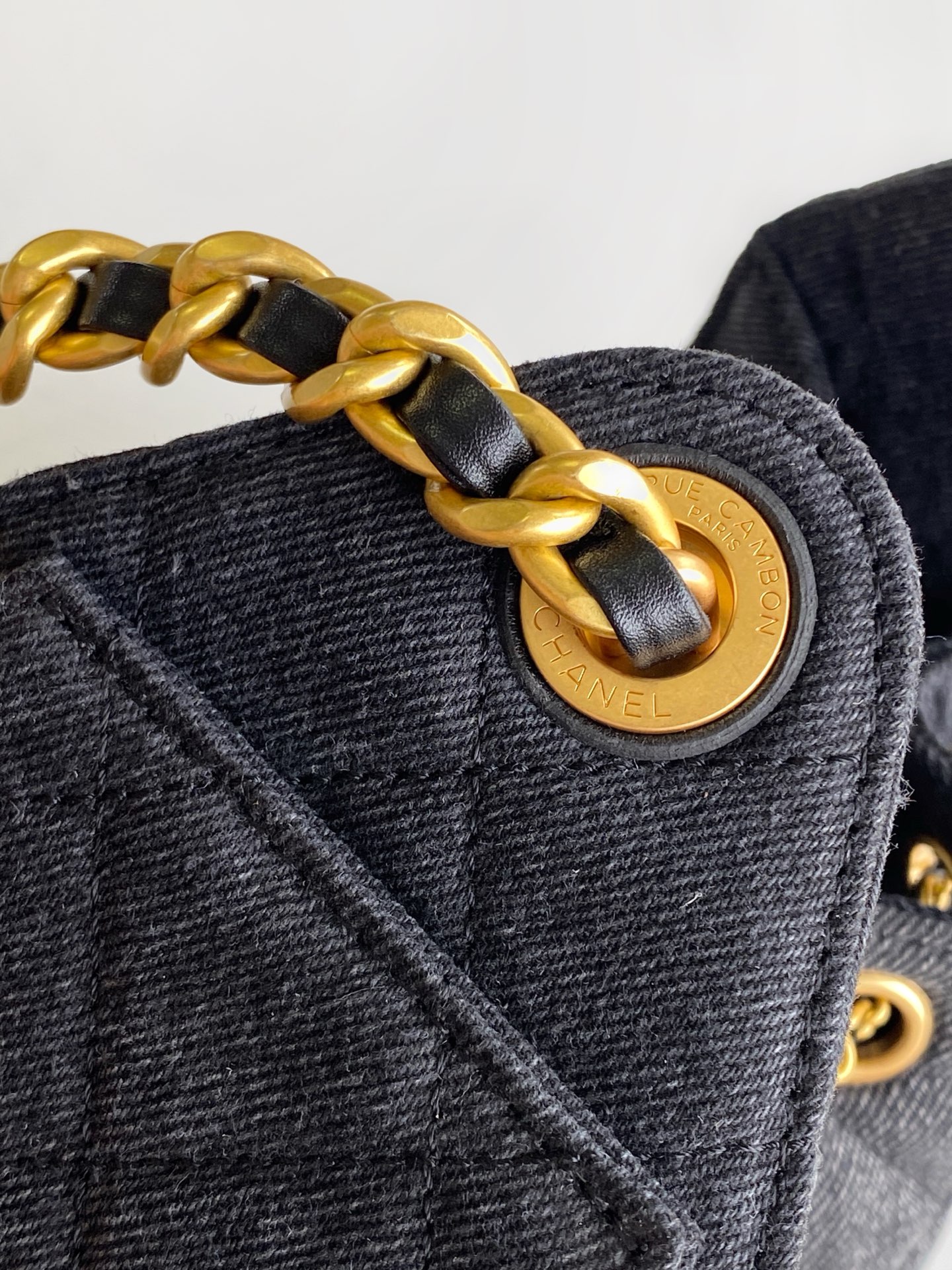 Chanel 高仿黑灰牛仔水桶包 復古金鍊裝飾 雙肩氣質款｜歐美奢侈品精品推薦