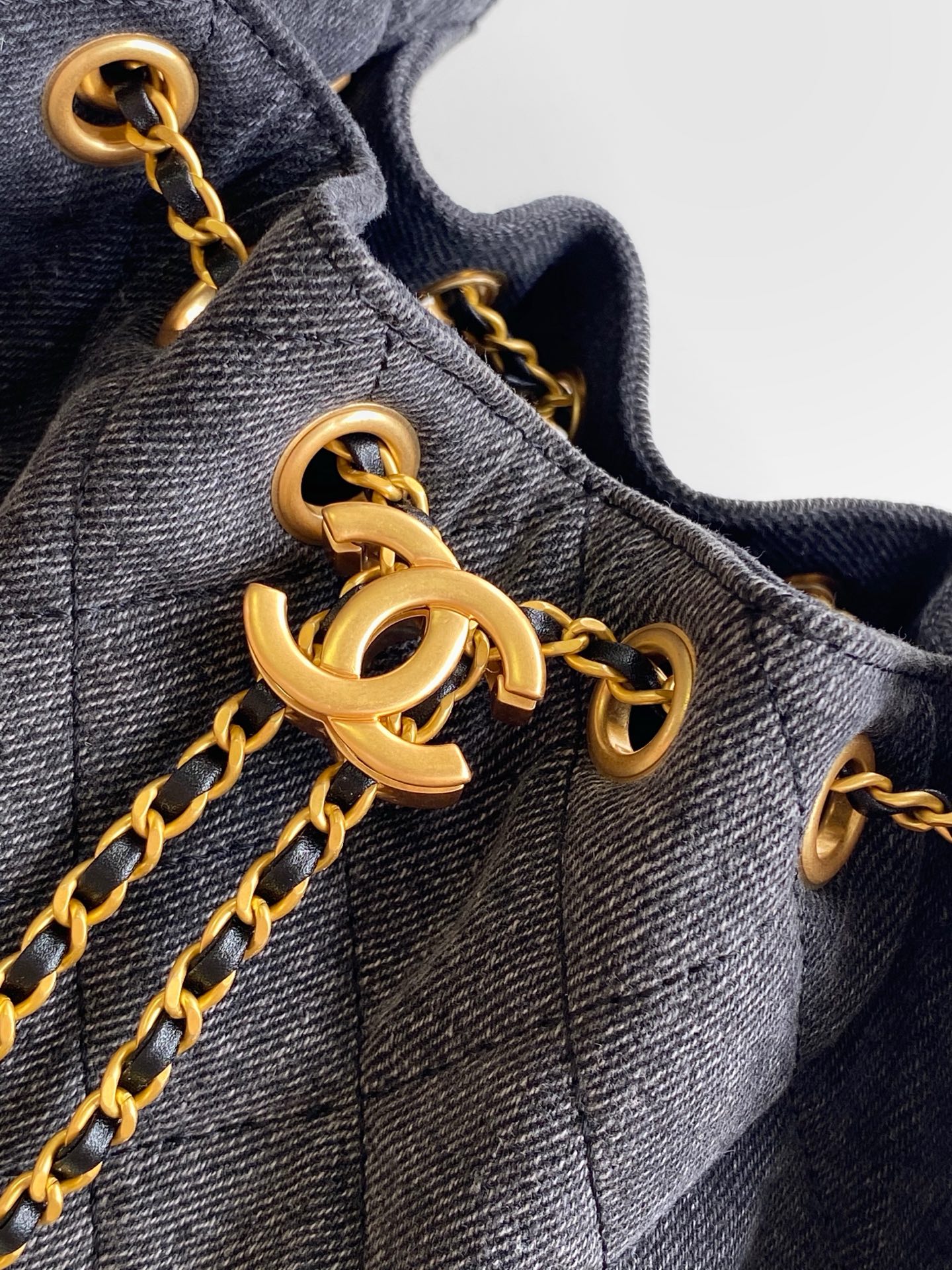 Chanel 高仿黑灰牛仔水桶包 復古金鍊裝飾 雙肩氣質款｜歐美奢侈品精品推薦