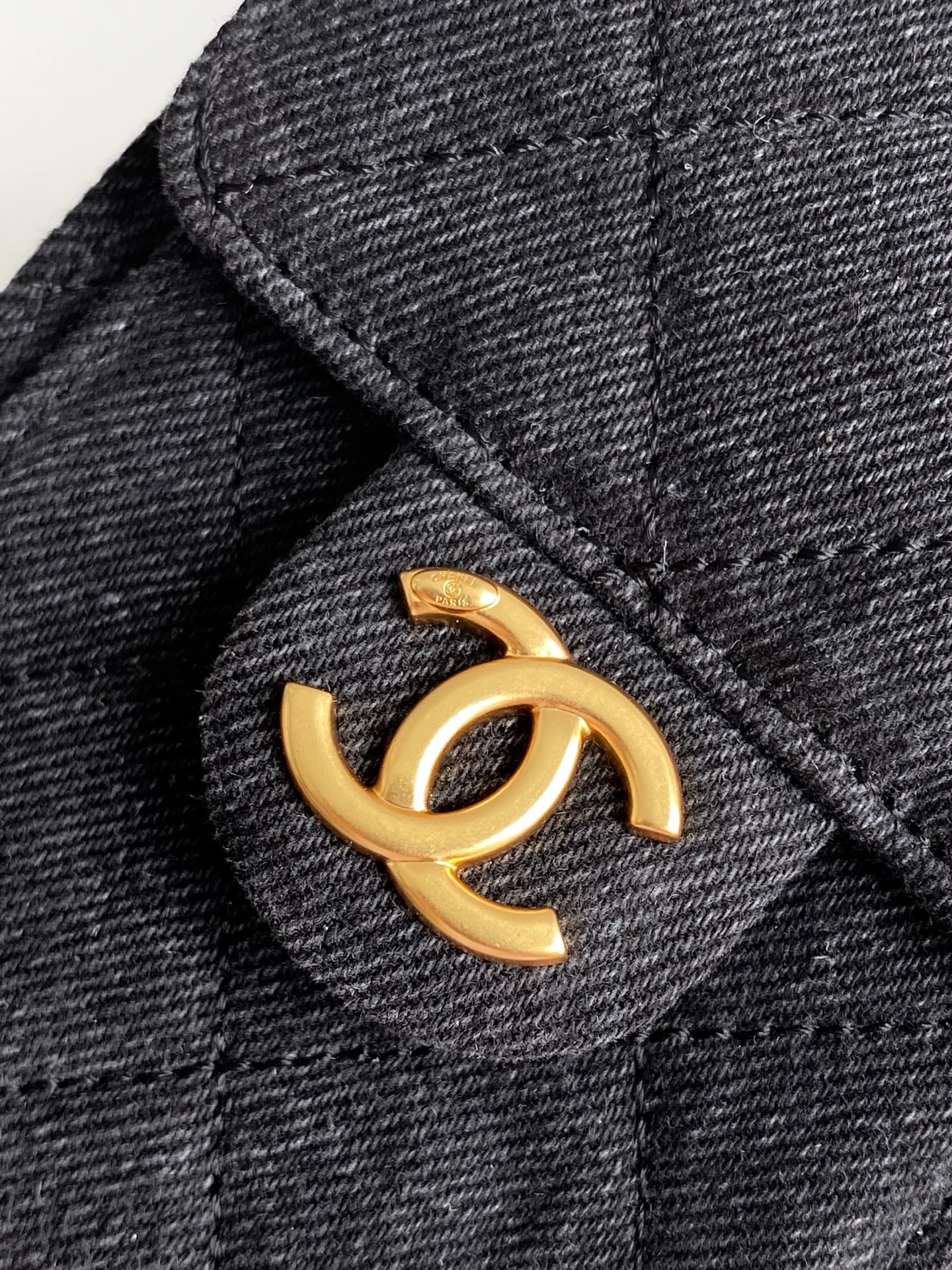 Chanel 高仿黑灰牛仔水桶包 復古金鍊裝飾 雙肩氣質款｜歐美奢侈品精品推薦