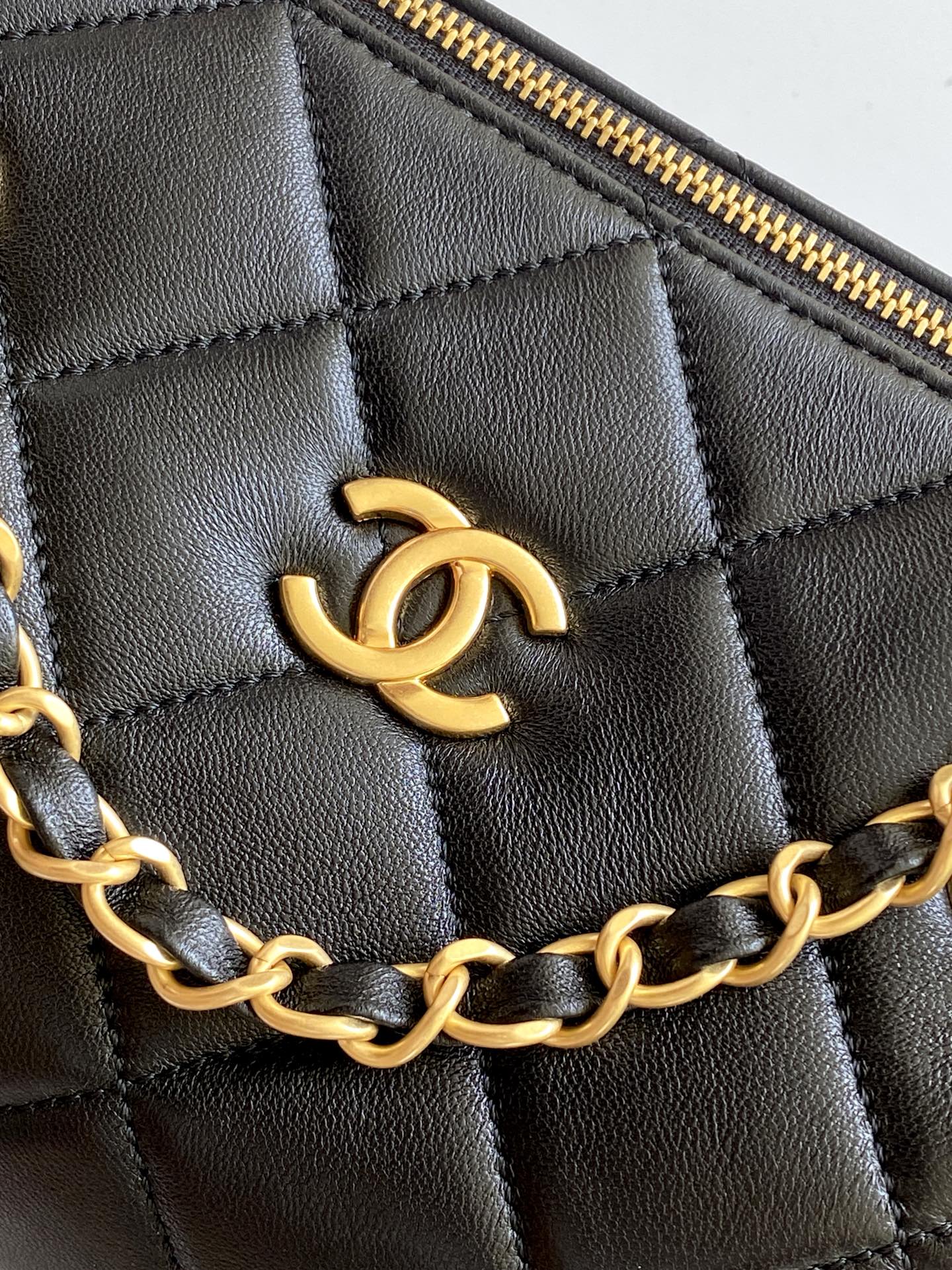 CHANEL 原版皮 黑色菱格小圓桶包 經典金鏈條百搭斜背包｜歐美奢侈品精品推薦