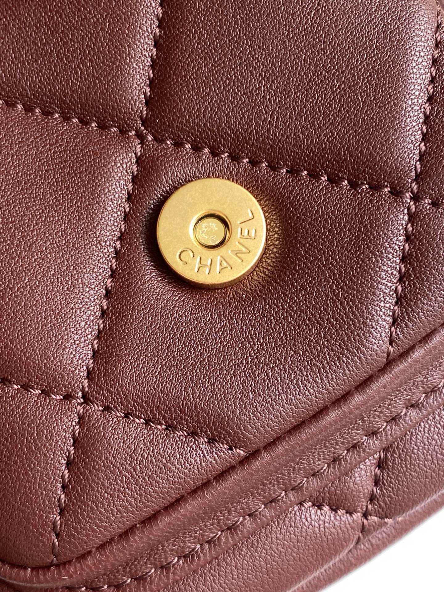 CHANEL 一比一原單 酒紅色菱格小圓桶包 經典金鏈條百搭斜背包｜歐美奢侈品精品推薦