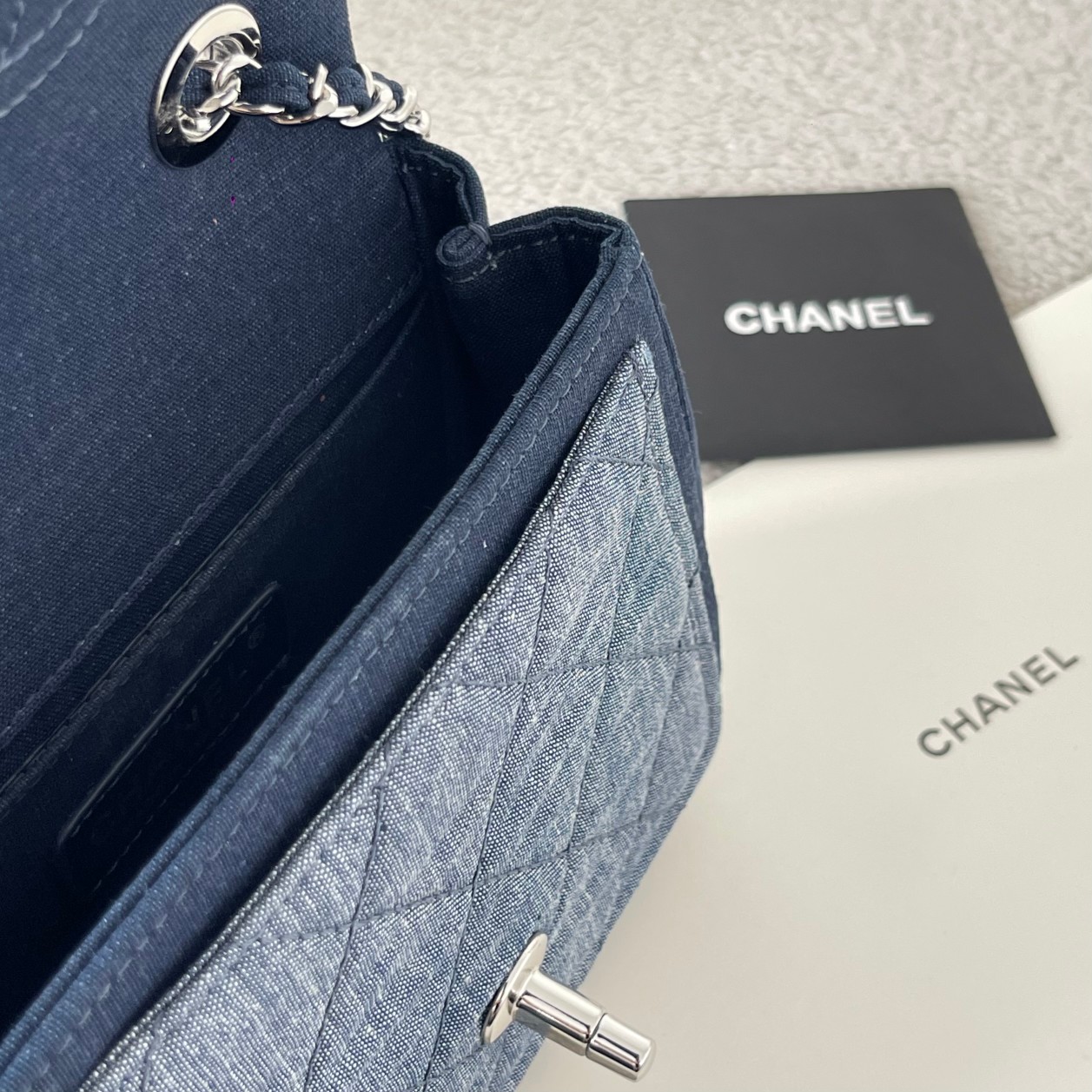 CHANEL 原單精品 牛仔布菱格迷你包 經典銀鏈條斜背小方包｜歐美奢侈品精品推薦