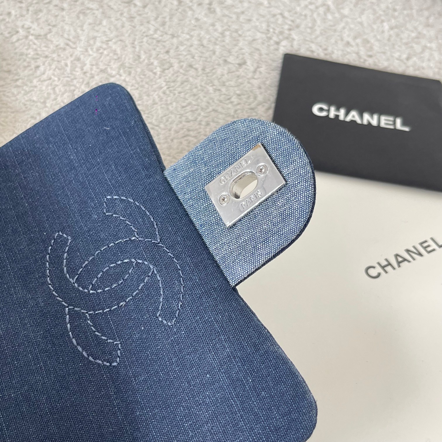 CHANEL 原單精品 牛仔布菱格迷你包 經典銀鏈條斜背小方包｜歐美奢侈品精品推薦