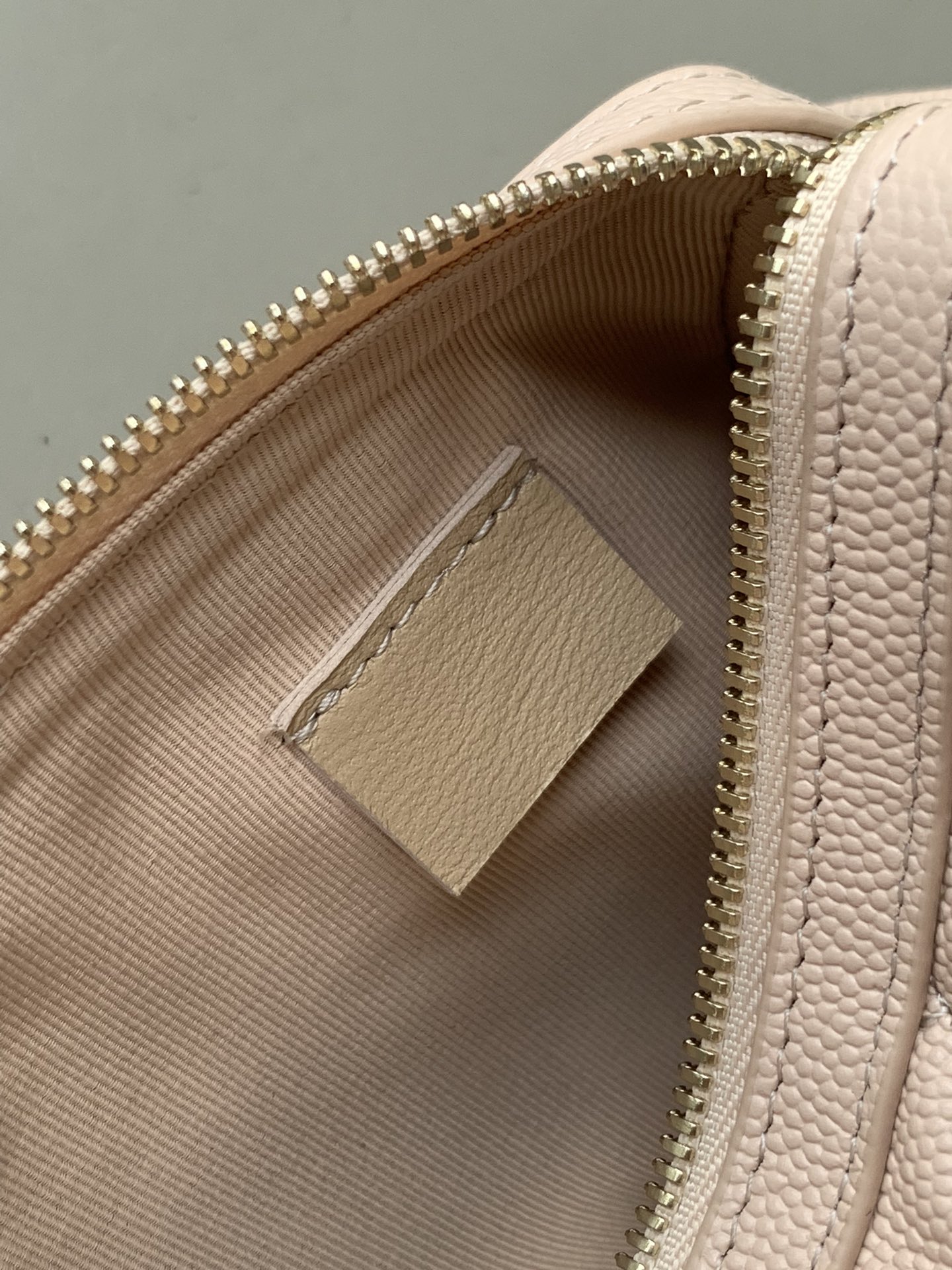 Chanel 高仿米白色迷你箱型鏈條包 女士小方包 2025輕巧百搭款｜歐美奢侈品精品推薦